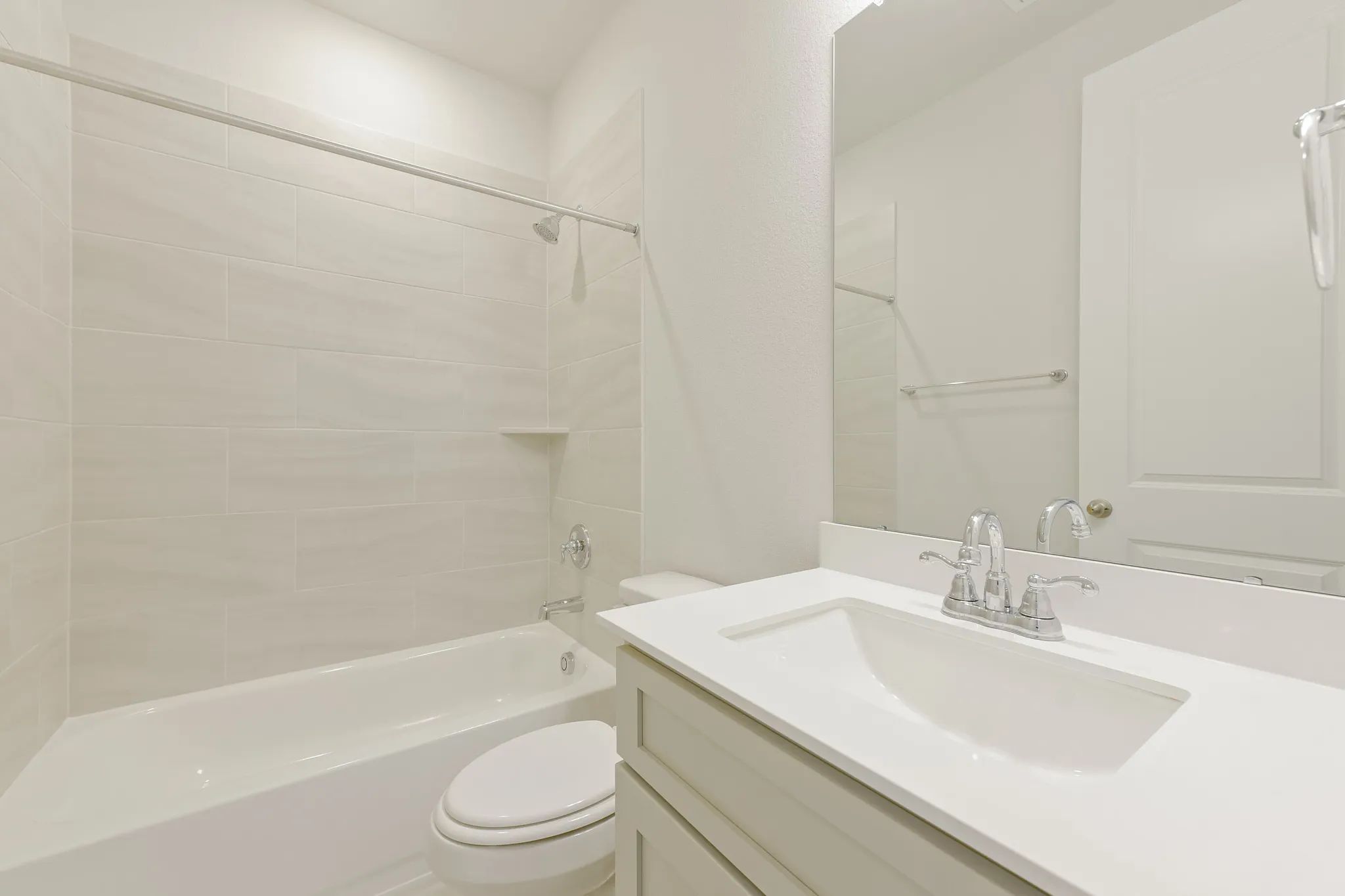 Plan 5049 bath 2