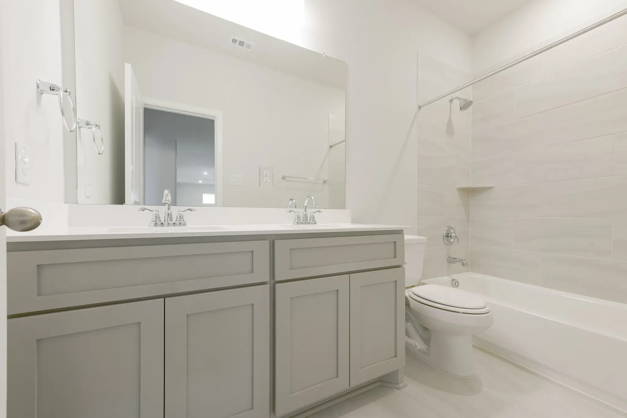 Plan 5049 bath 3