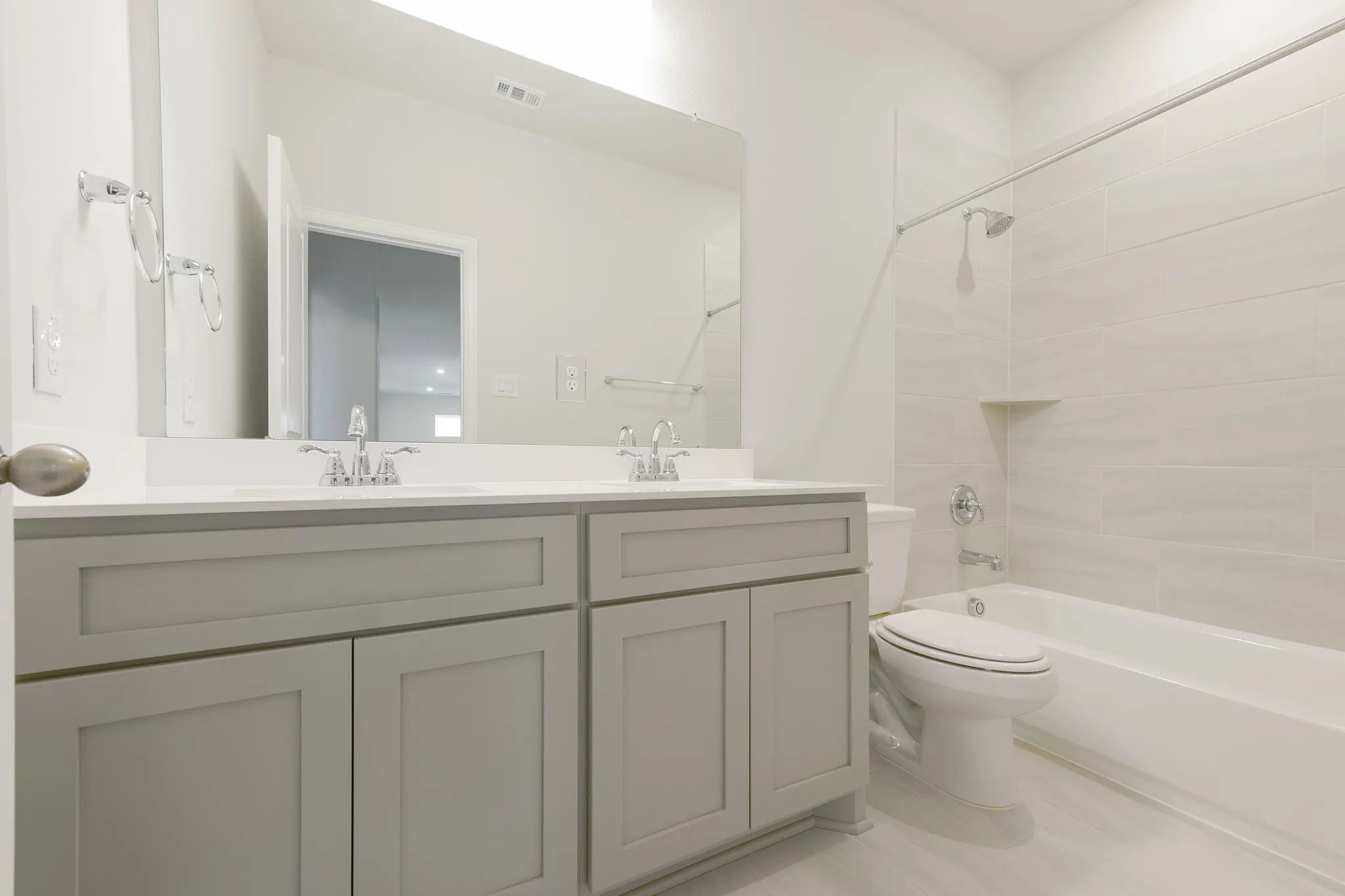 Plan 5049 bath 3