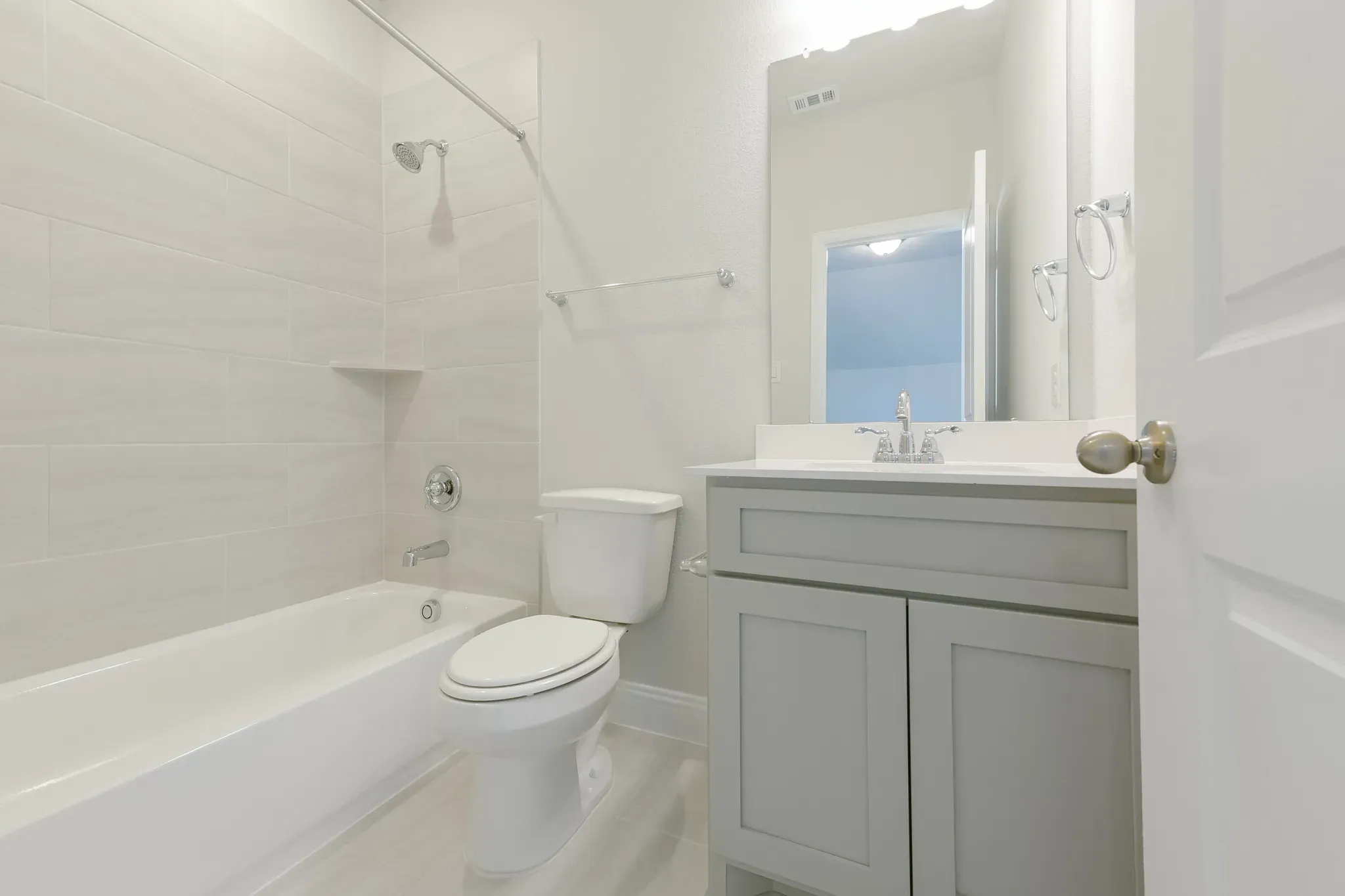 Plan 5049 bath 4