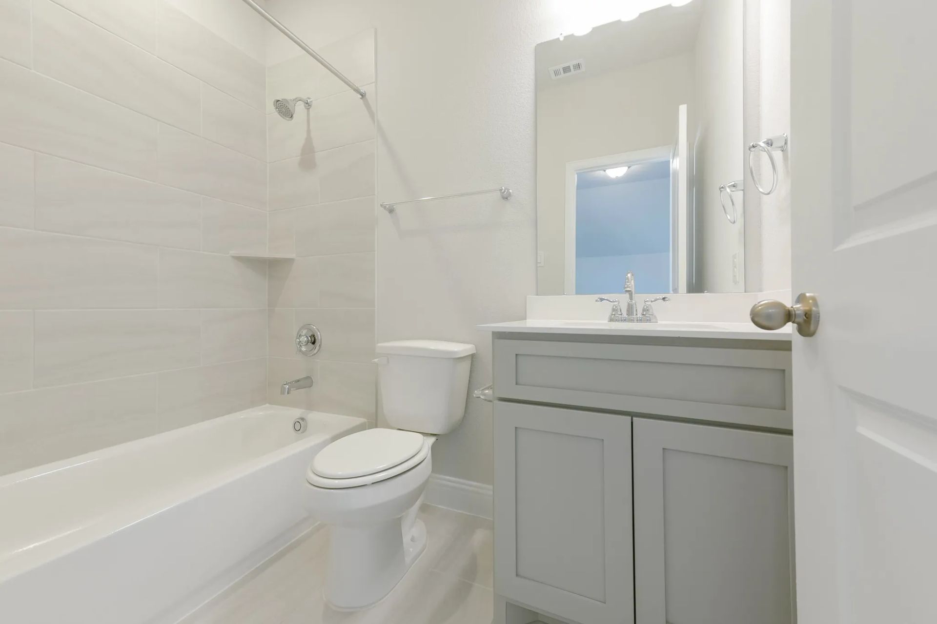 Plan 5049 bath 4