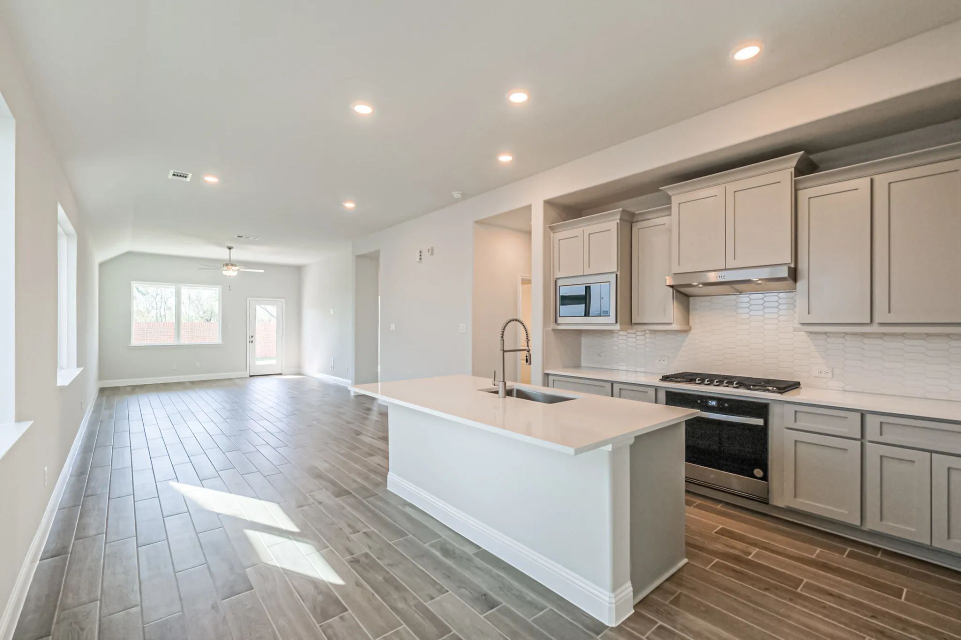 Plan 3009 dining - look may vary