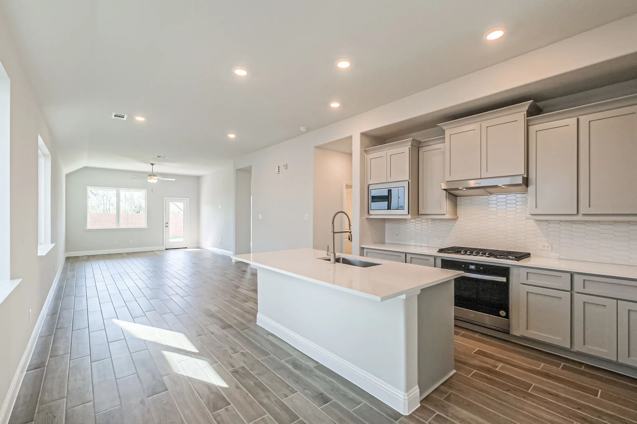 Plan 3009 dining - look may vary