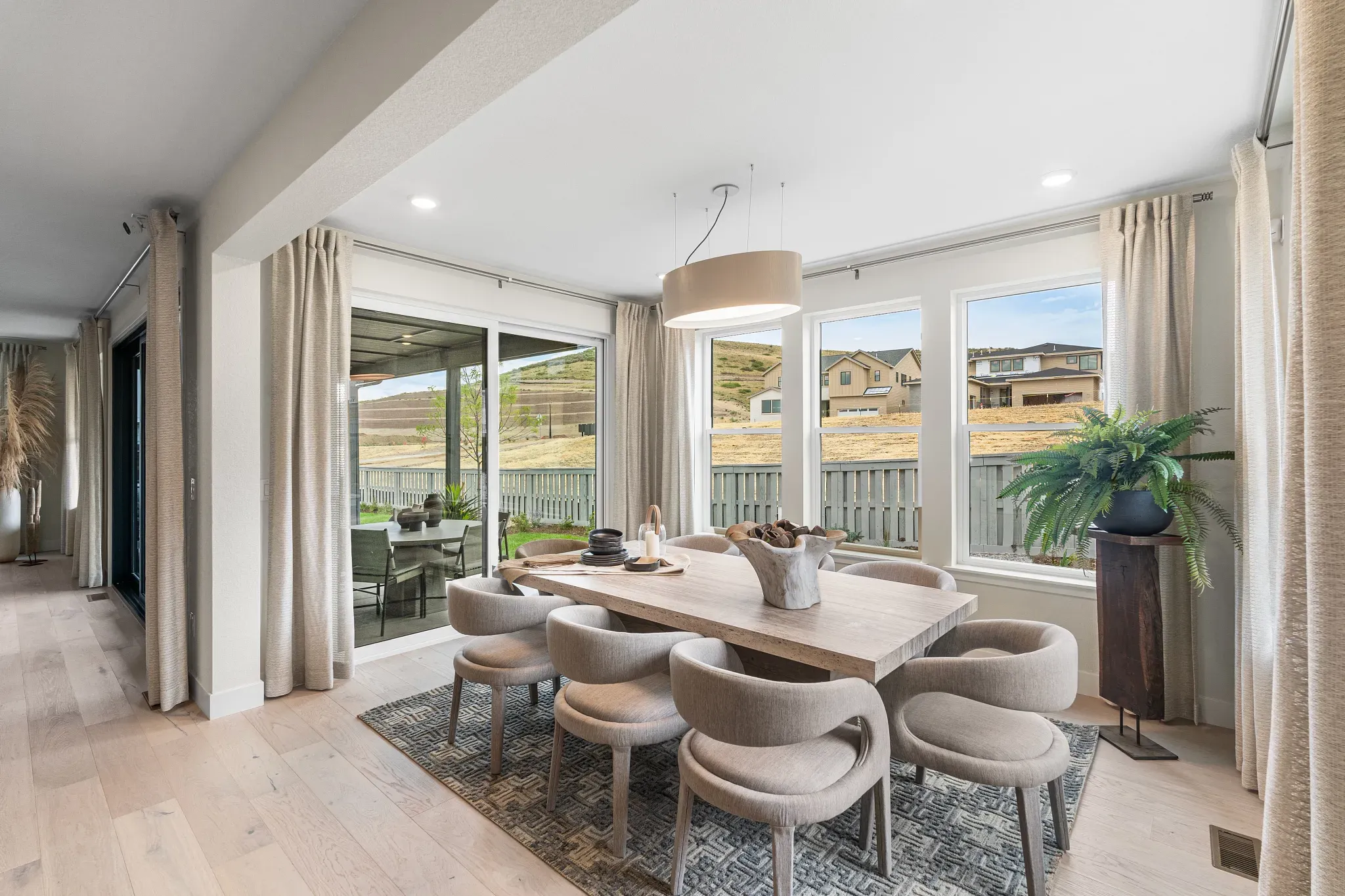 Everly Model Dining