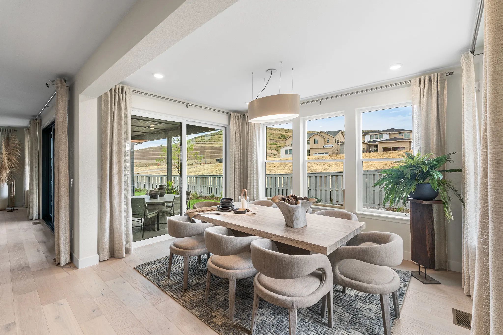 Everly Model Dining