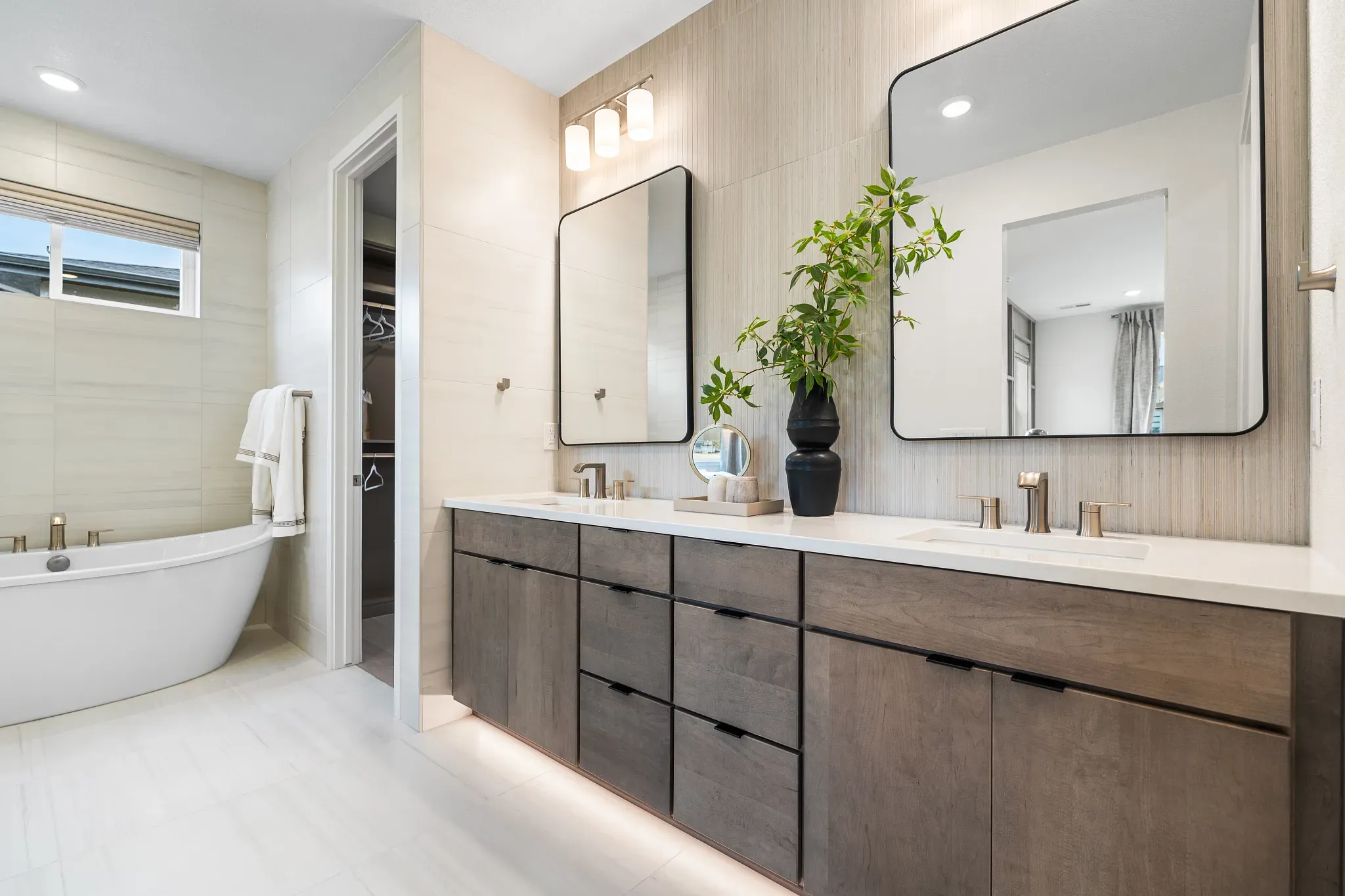 Everly Model Primary Bath