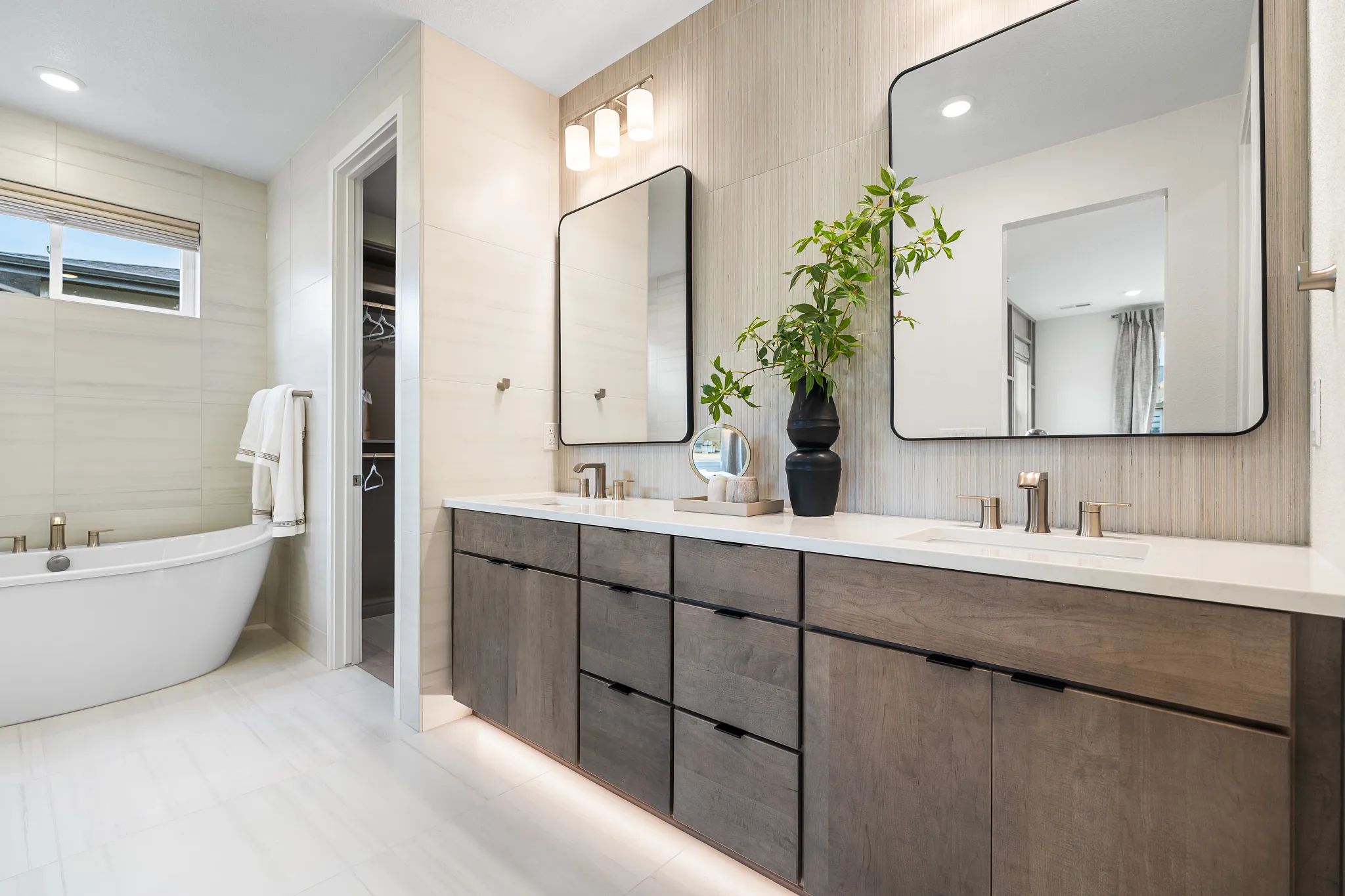 Everly Model Primary Bath