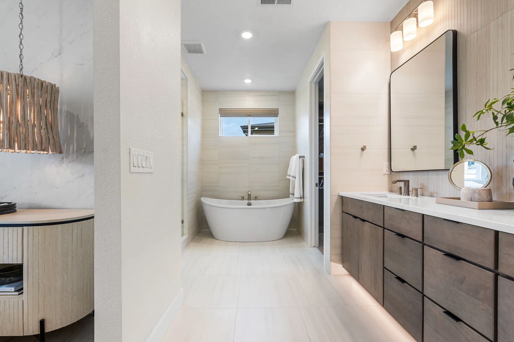 Everly Model Primary Bath