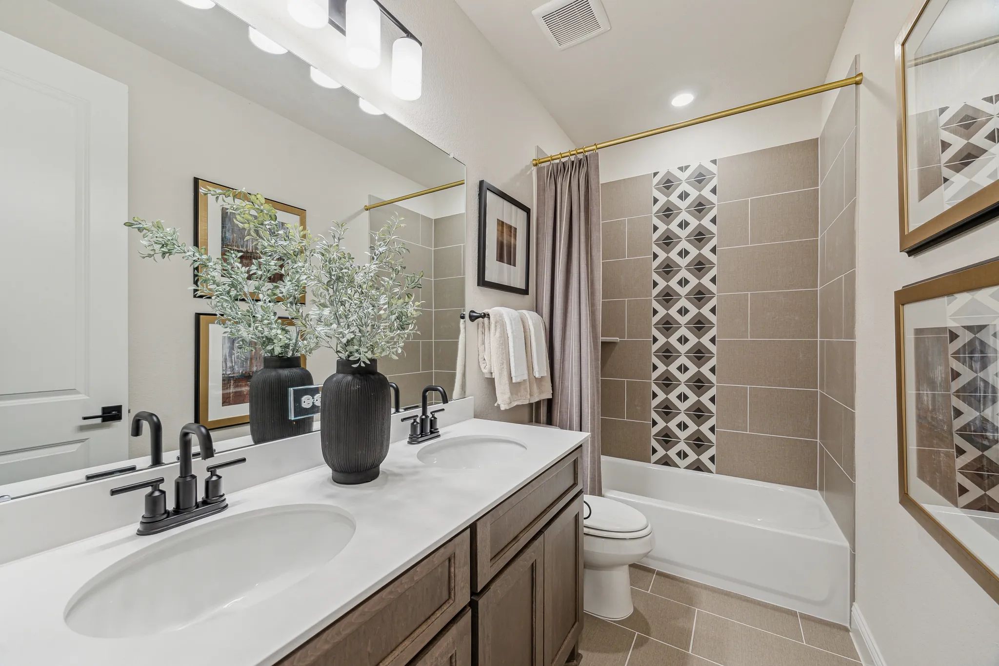 Plan 4043 bath 2 - staged