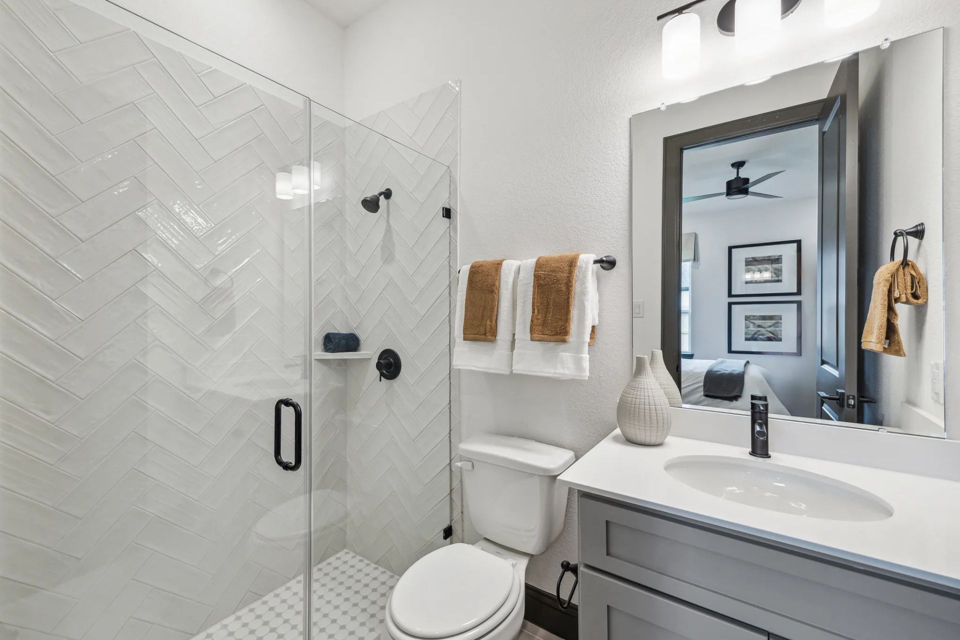Plan 5042 bath 2 - staged