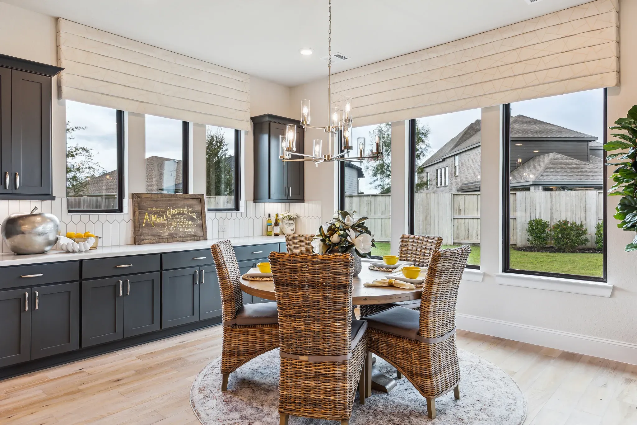 Plan 6020 casual dining - staged