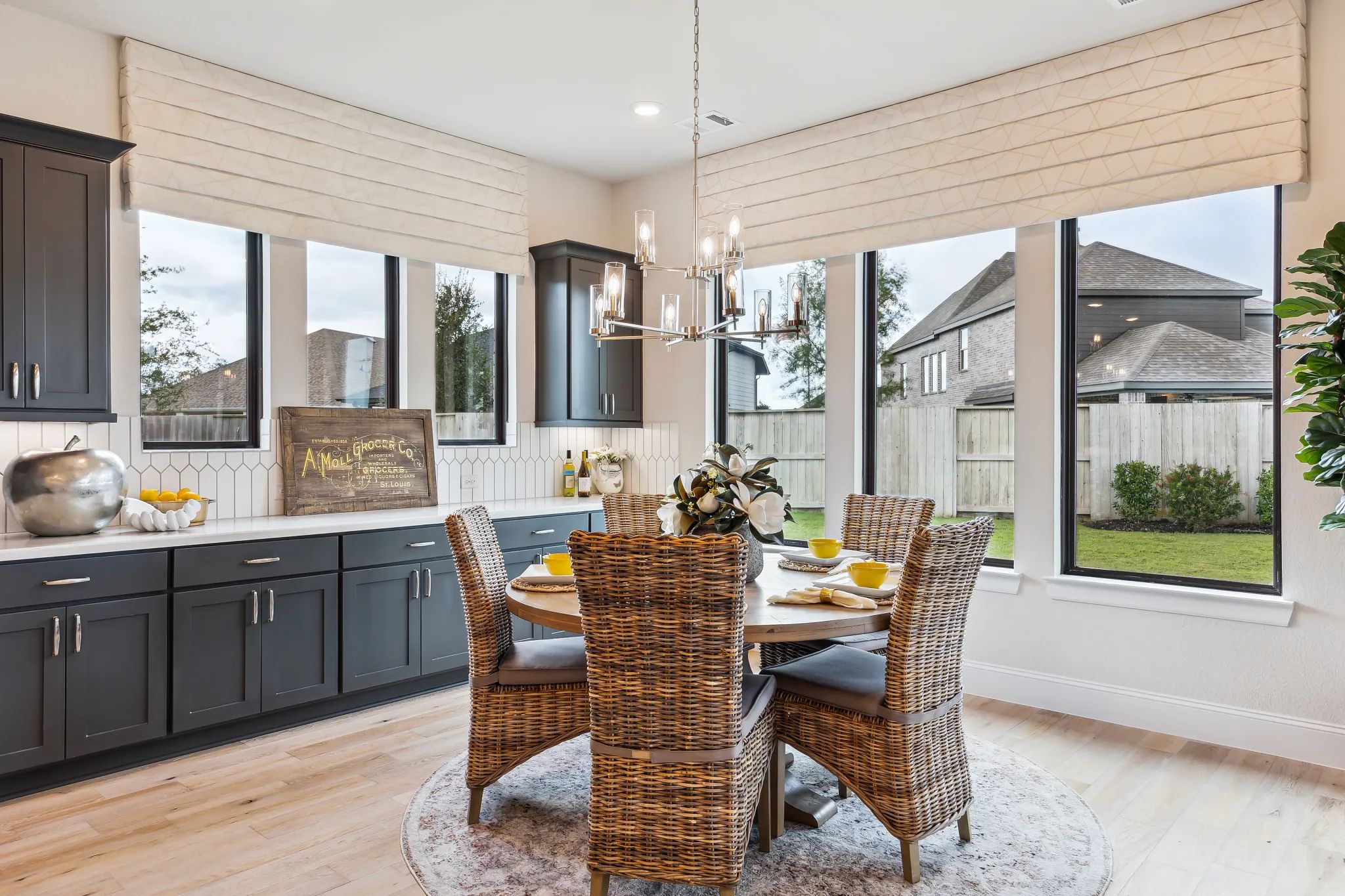 Plan 6020 casual dining - staged