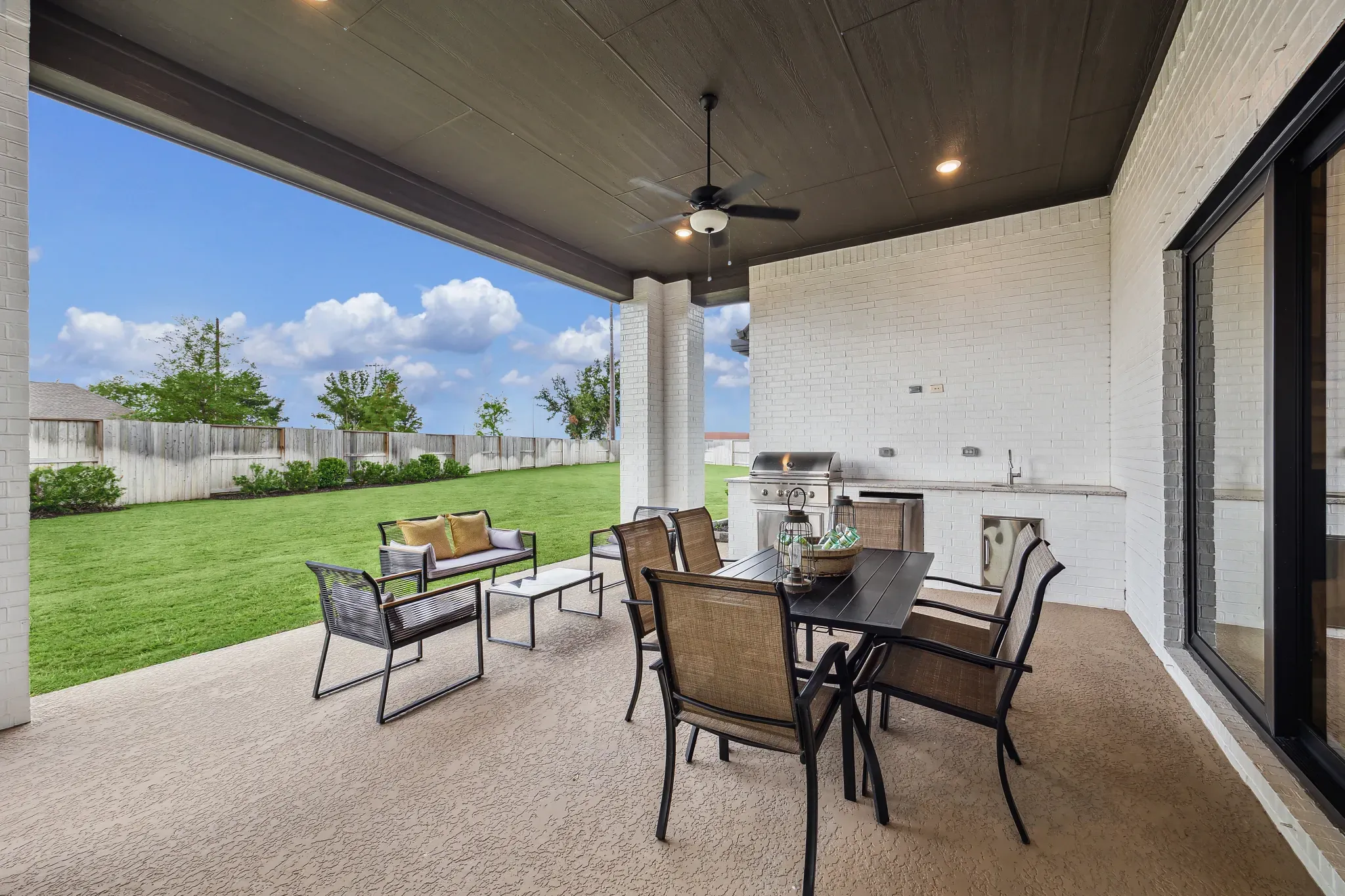 Plan 6020 outdoor living - staged