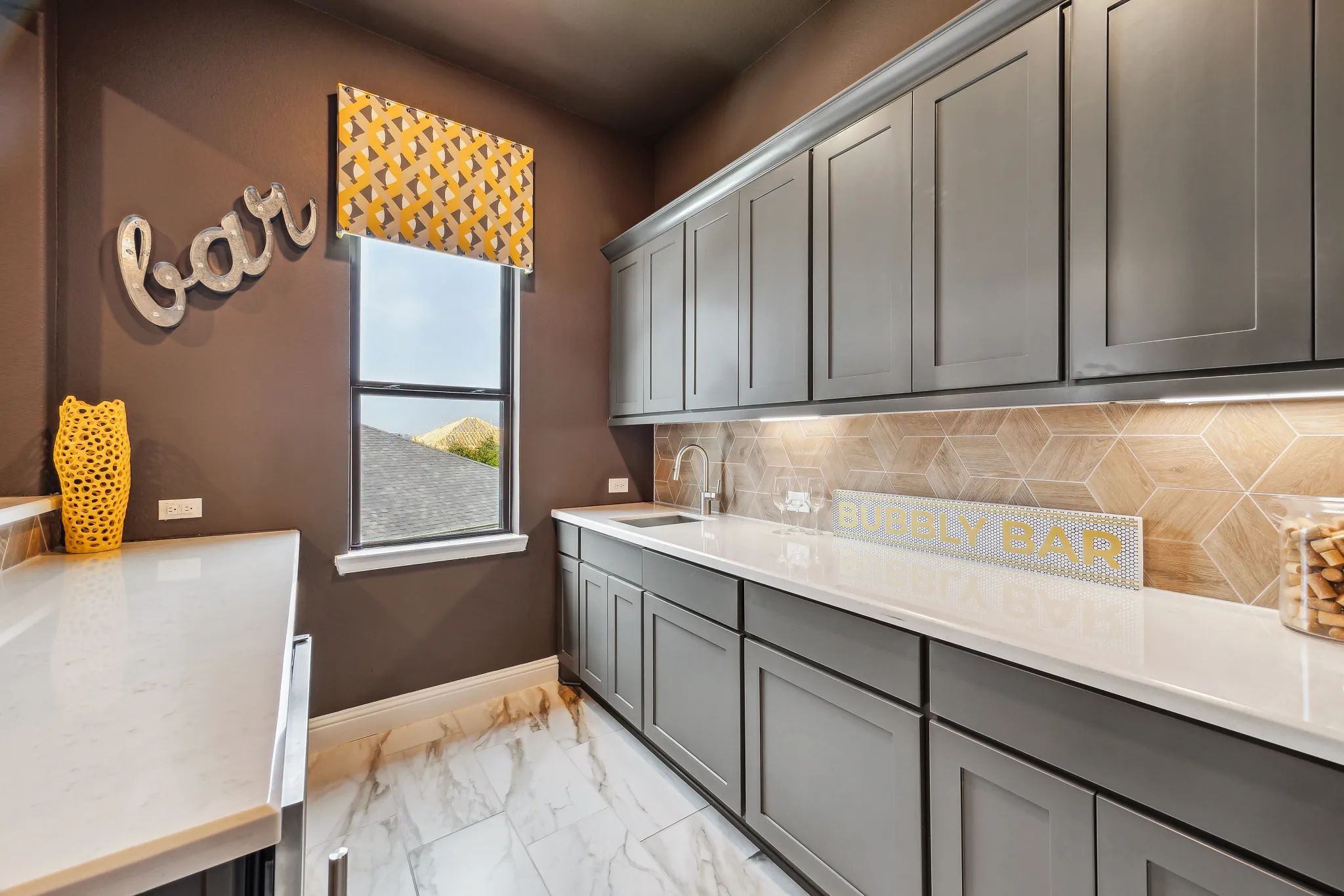 Plan 6020 wet bar - staged