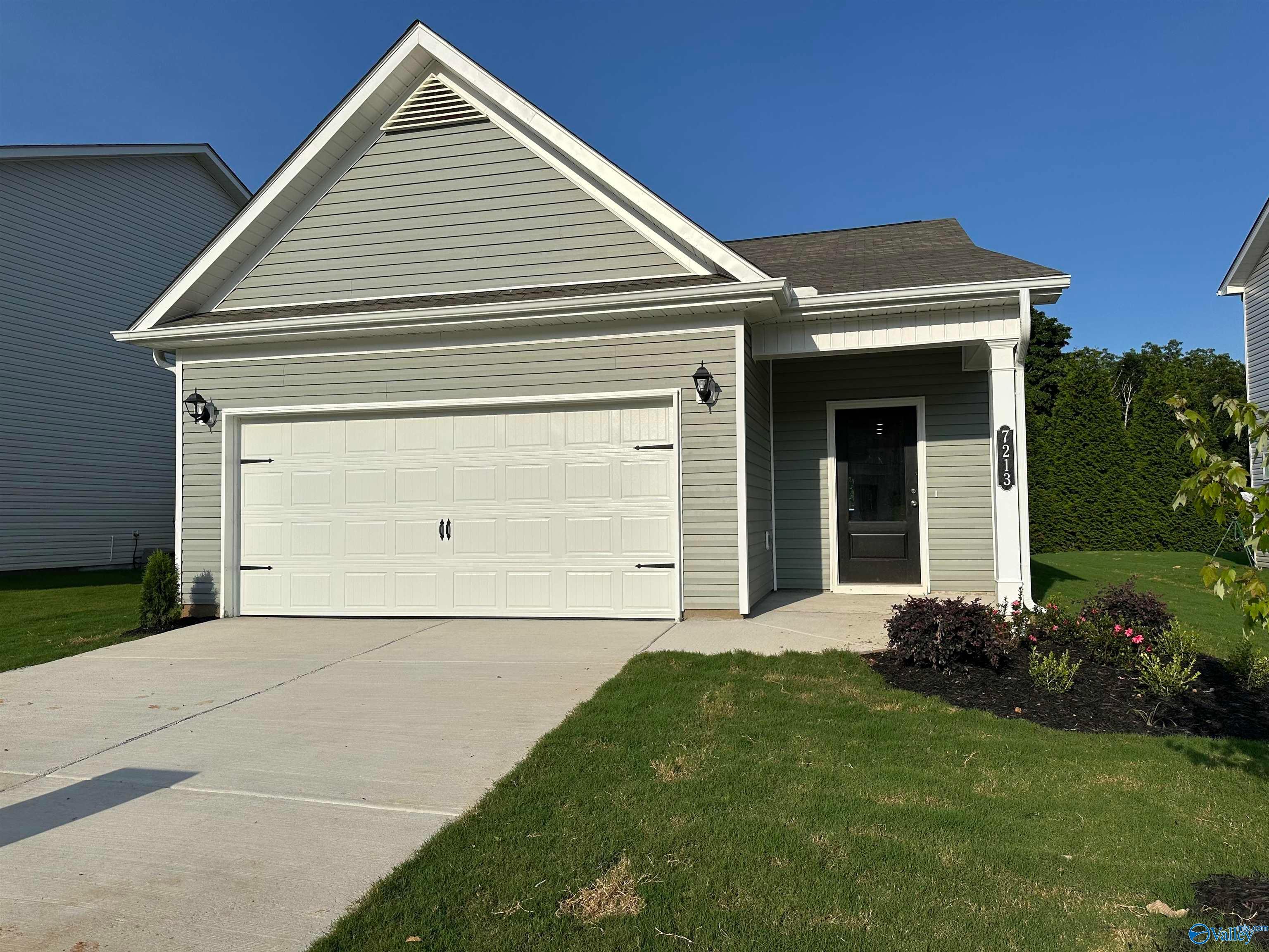 7213 Fox Glen Circle SE (7213 Fox Glen Circle SE)