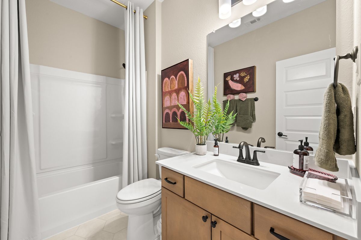 The Oakshire II - Secondary Bathroom
