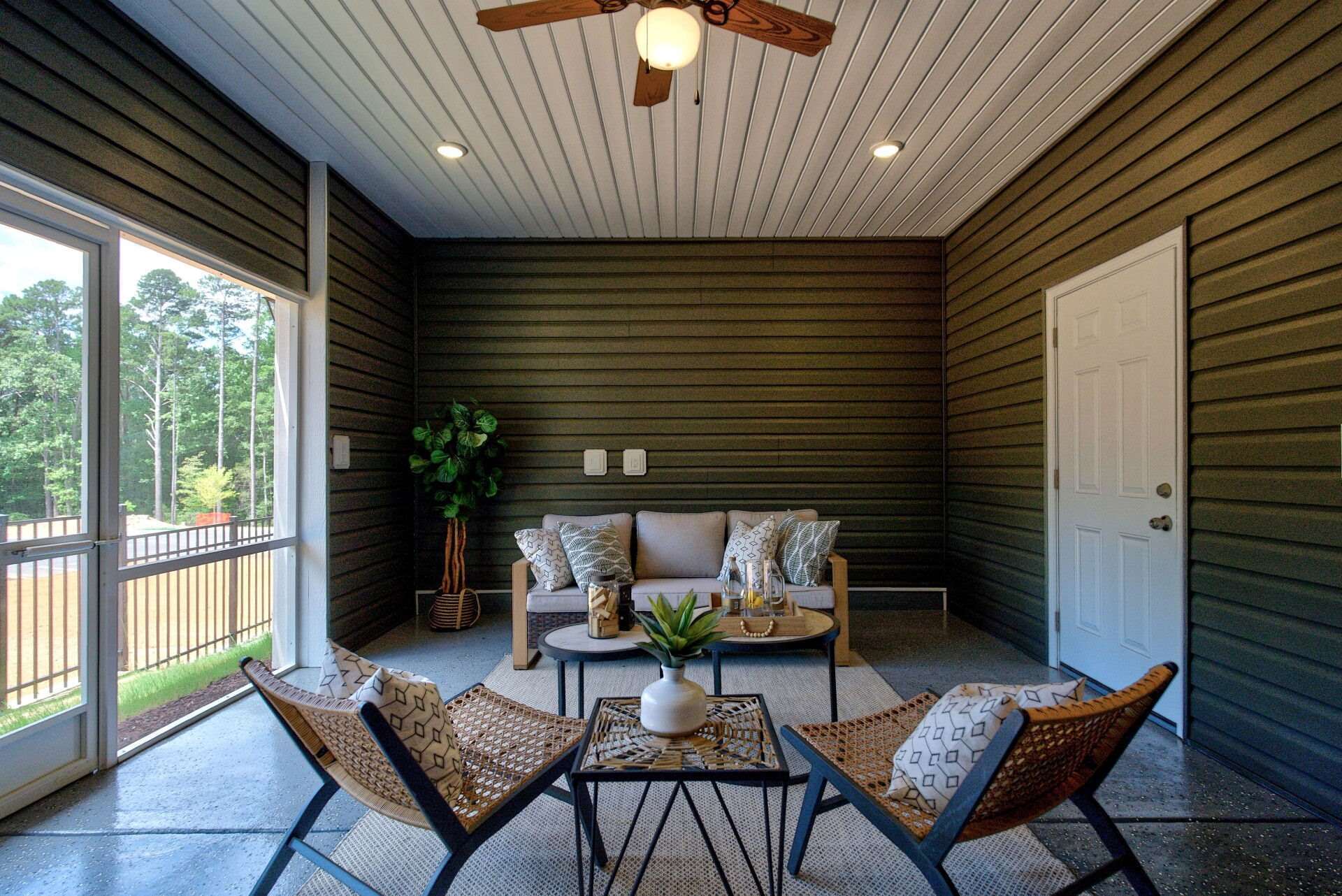 The Richmond - Screened in Back Patio