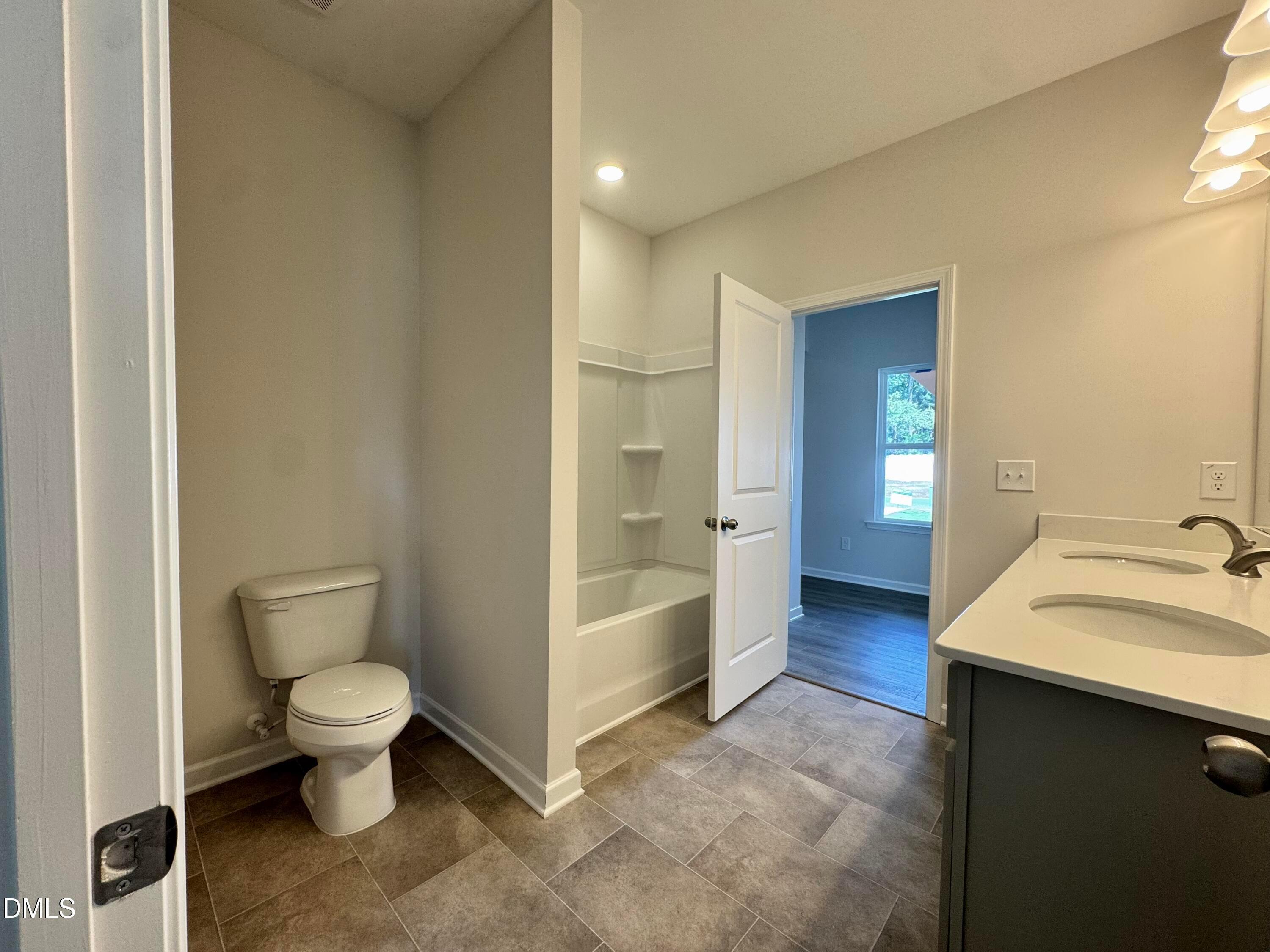 Full Bathroom off Study/Bedrooms