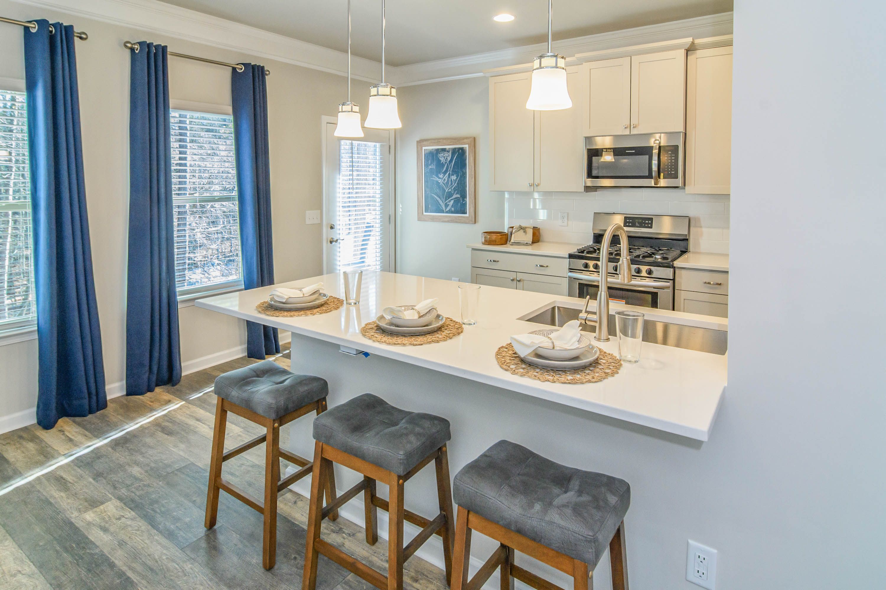 The Vinings - Kitchen With Breakfast Bar