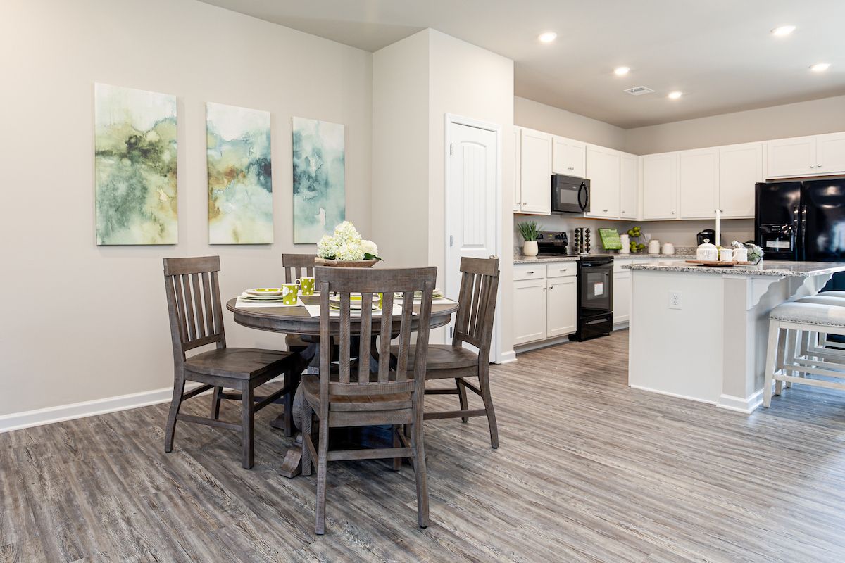 The Peachtree - Dining Area & Kitchen