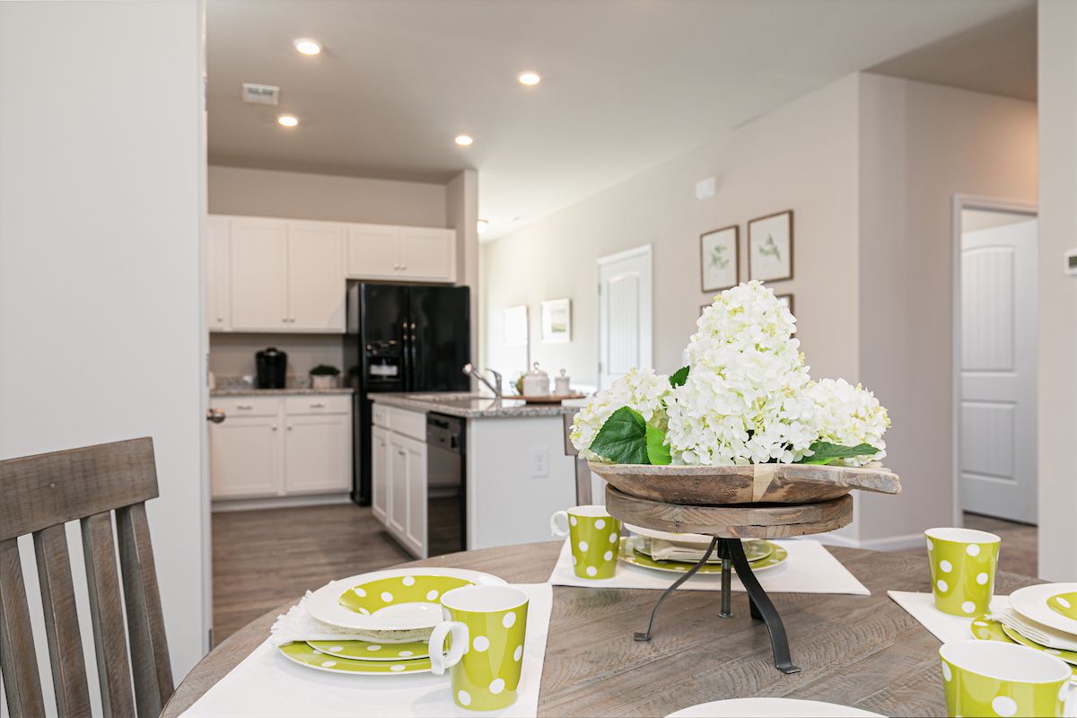 The Peachtree - Dining Area & Kitchen