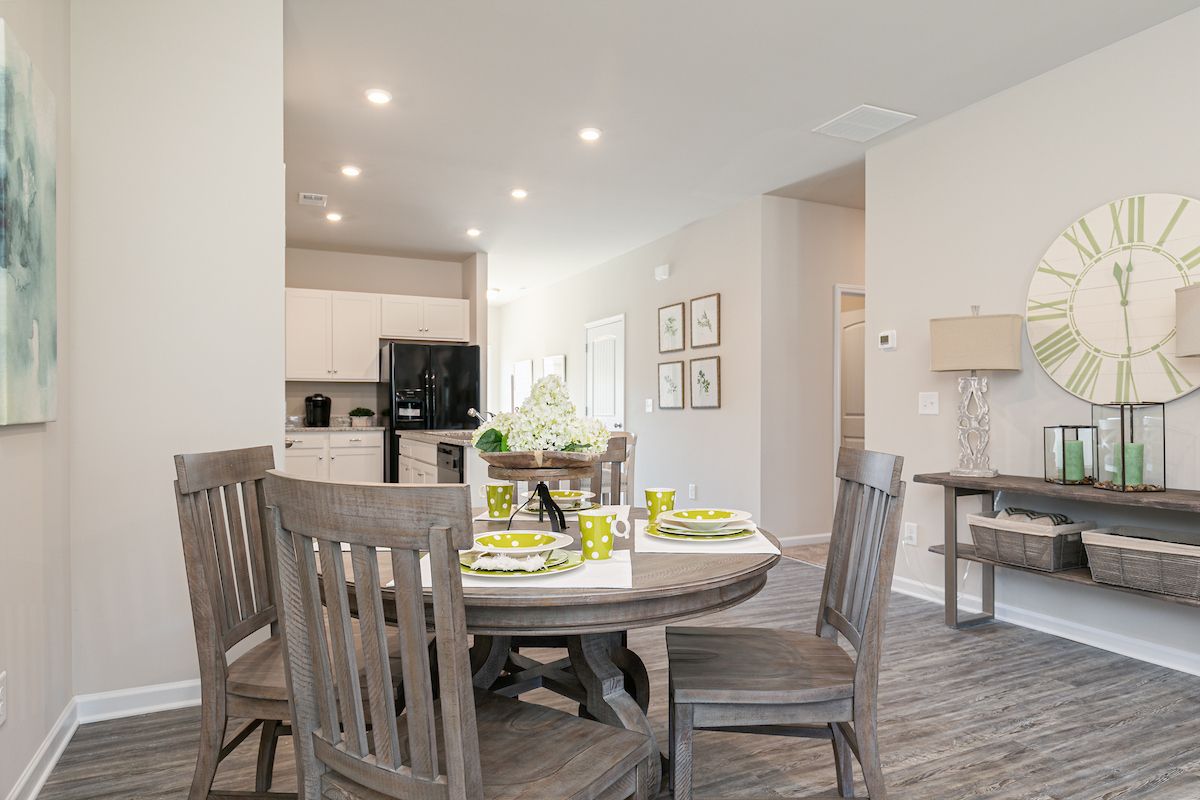 The Peachtree - Dining Area & Kitchen
