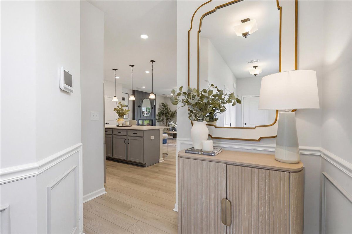 The Ellison II Model - Foyer