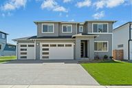 Elk Run at Chinook Meadows por Soundbuilt Homes en Tacoma Washington