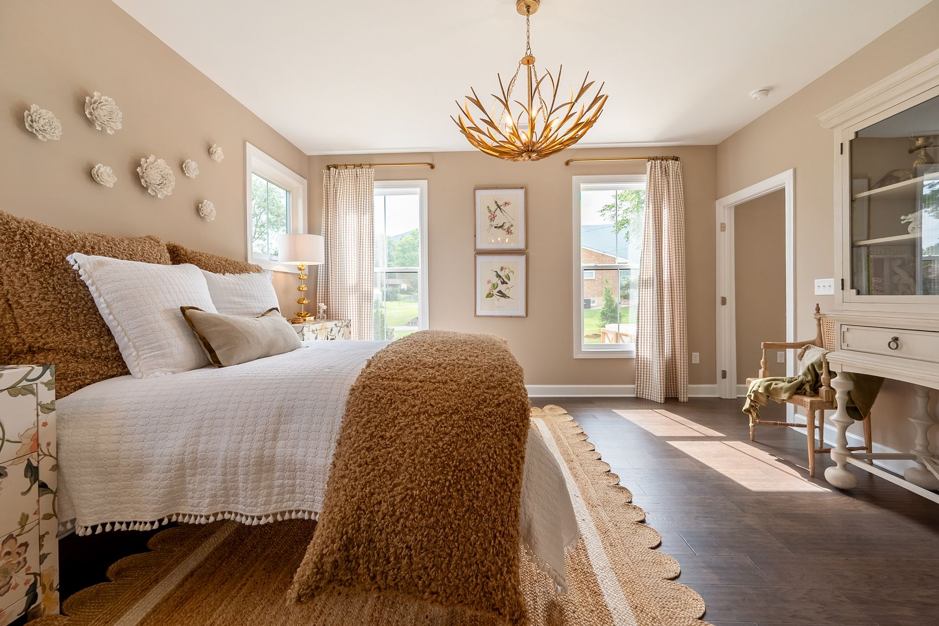 Owner's Suite, Image 2
