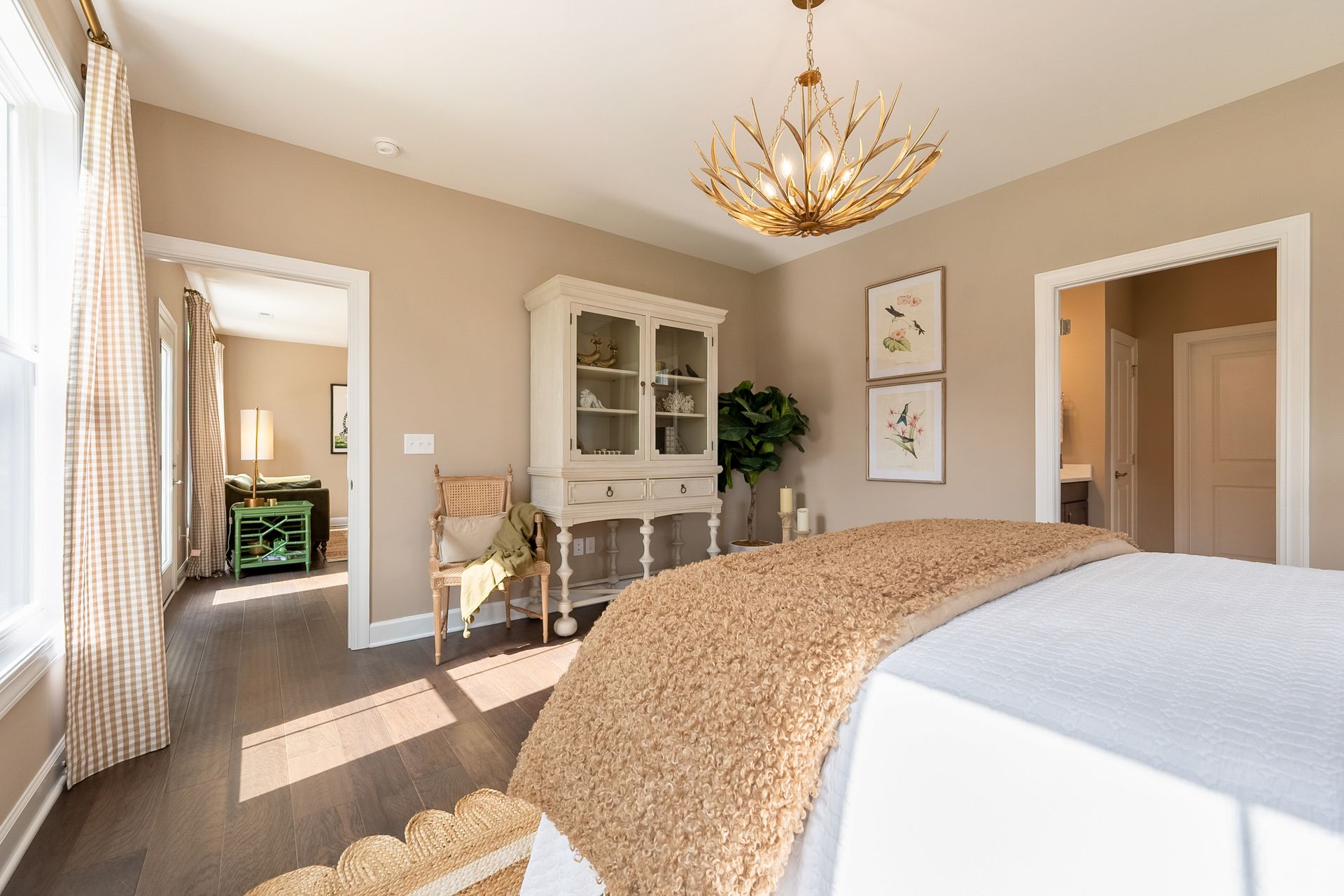 Owner's Suite, Image 3