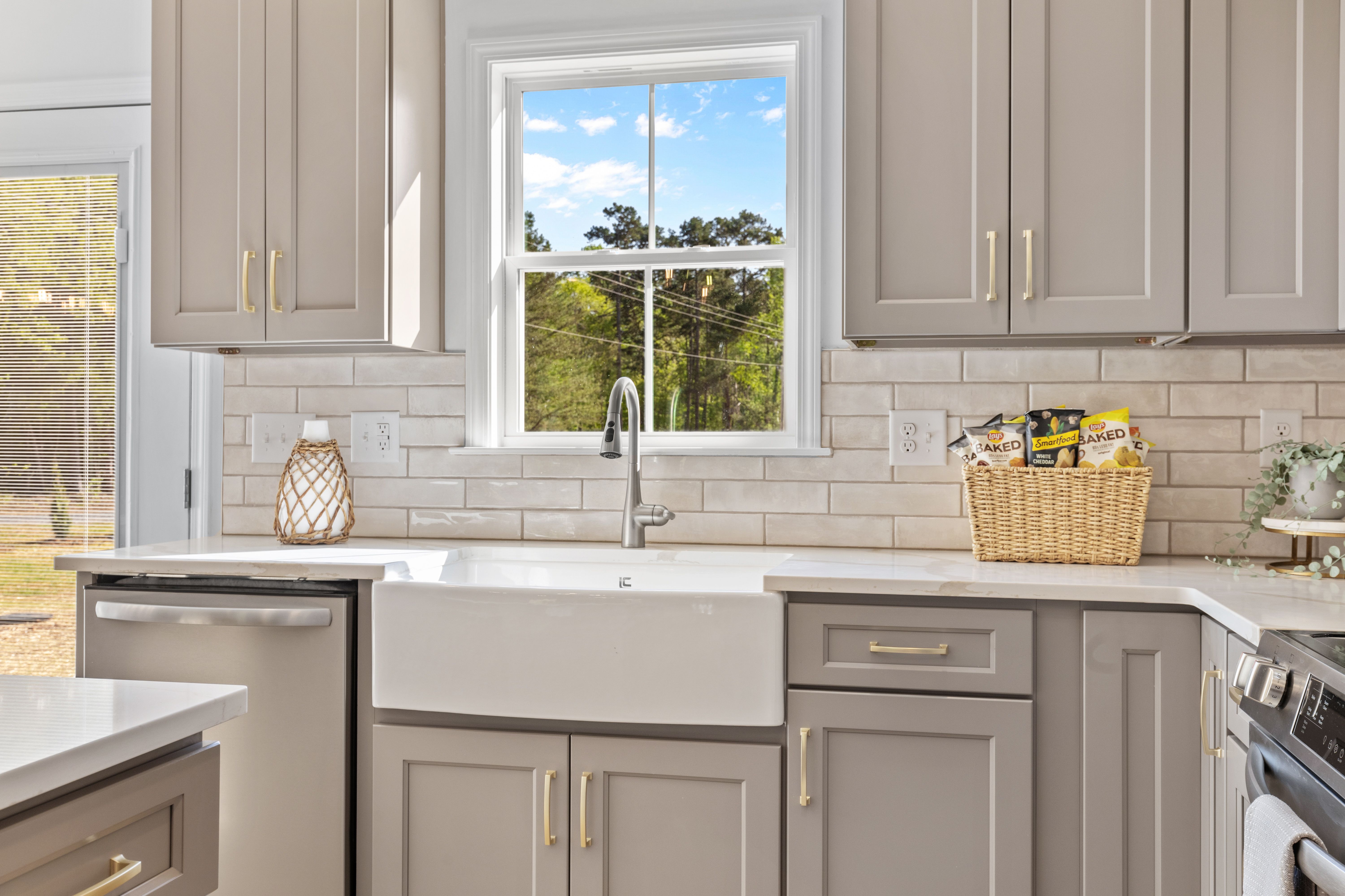 Porcelain farmhouse sink
