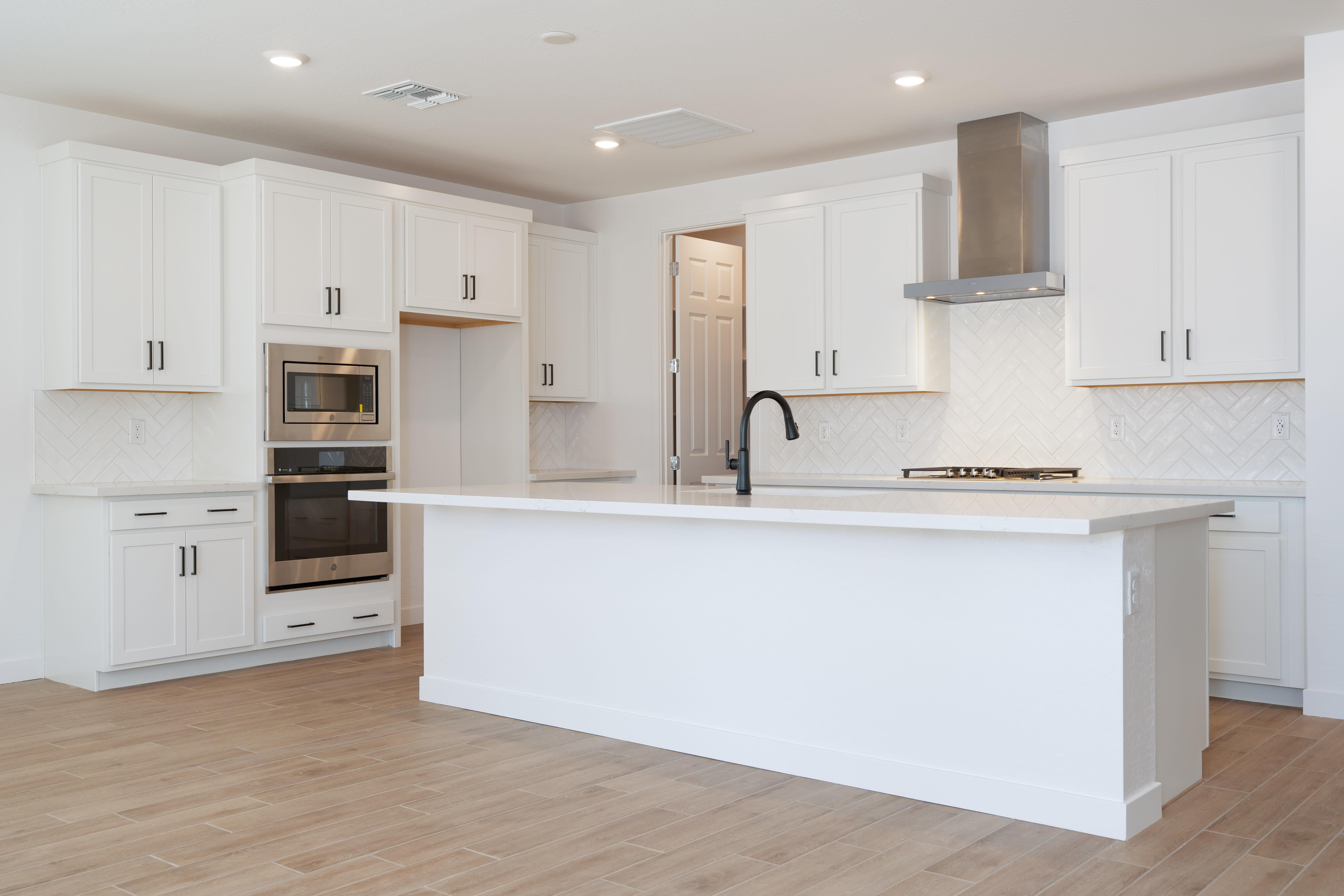 40113 N ALAMEDA DR