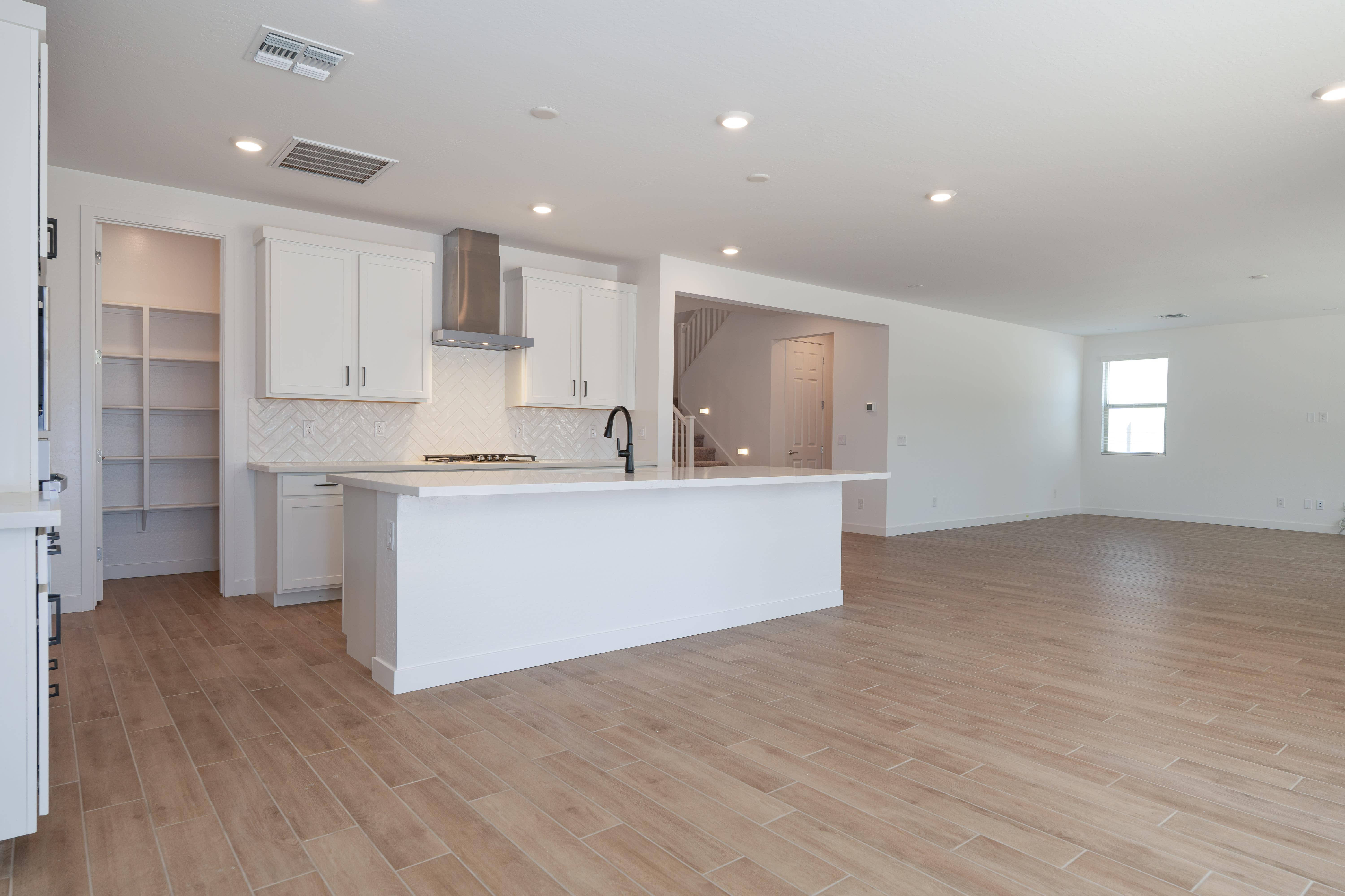 40113 N ALAMEDA DR