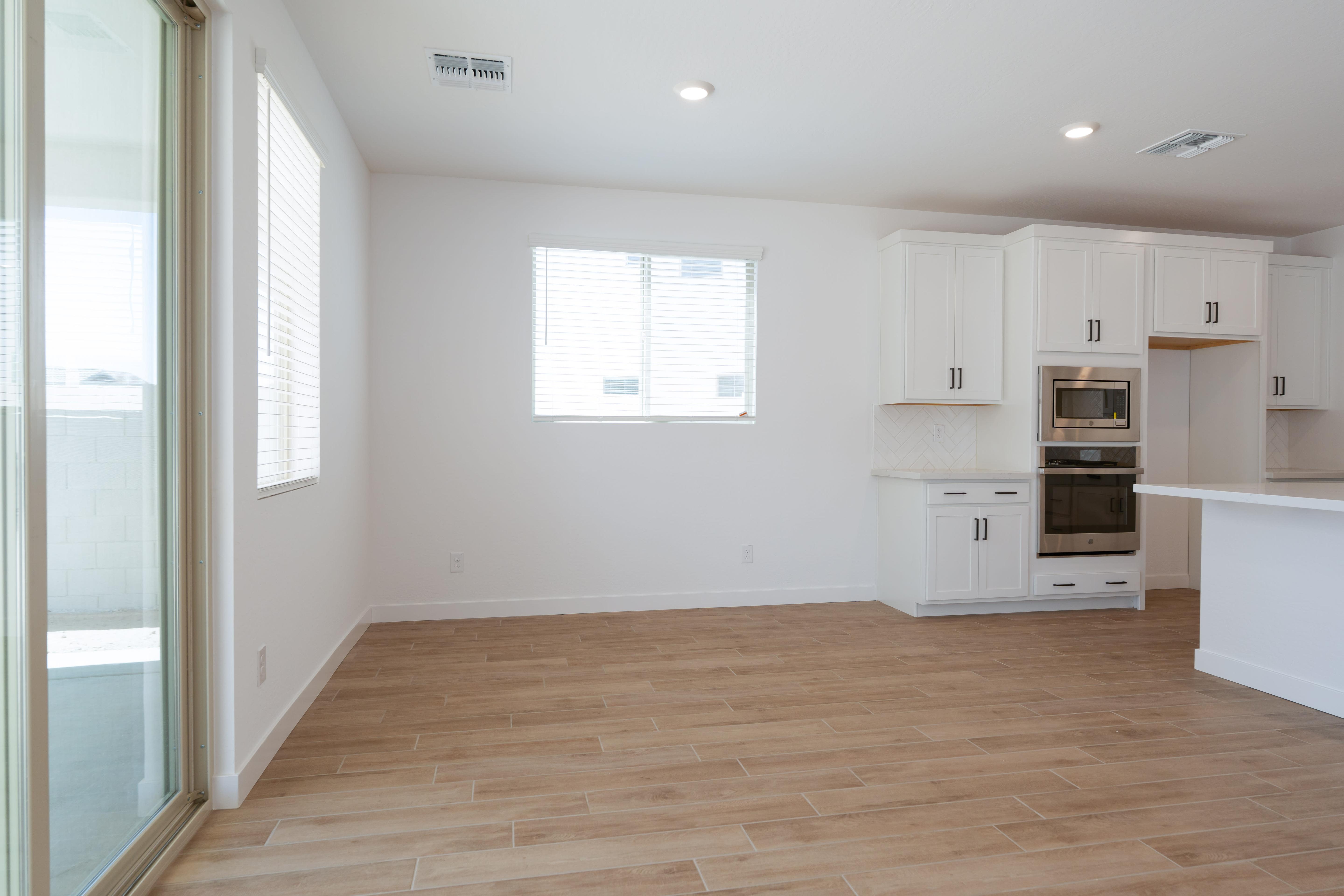 40113 N ALAMEDA DR