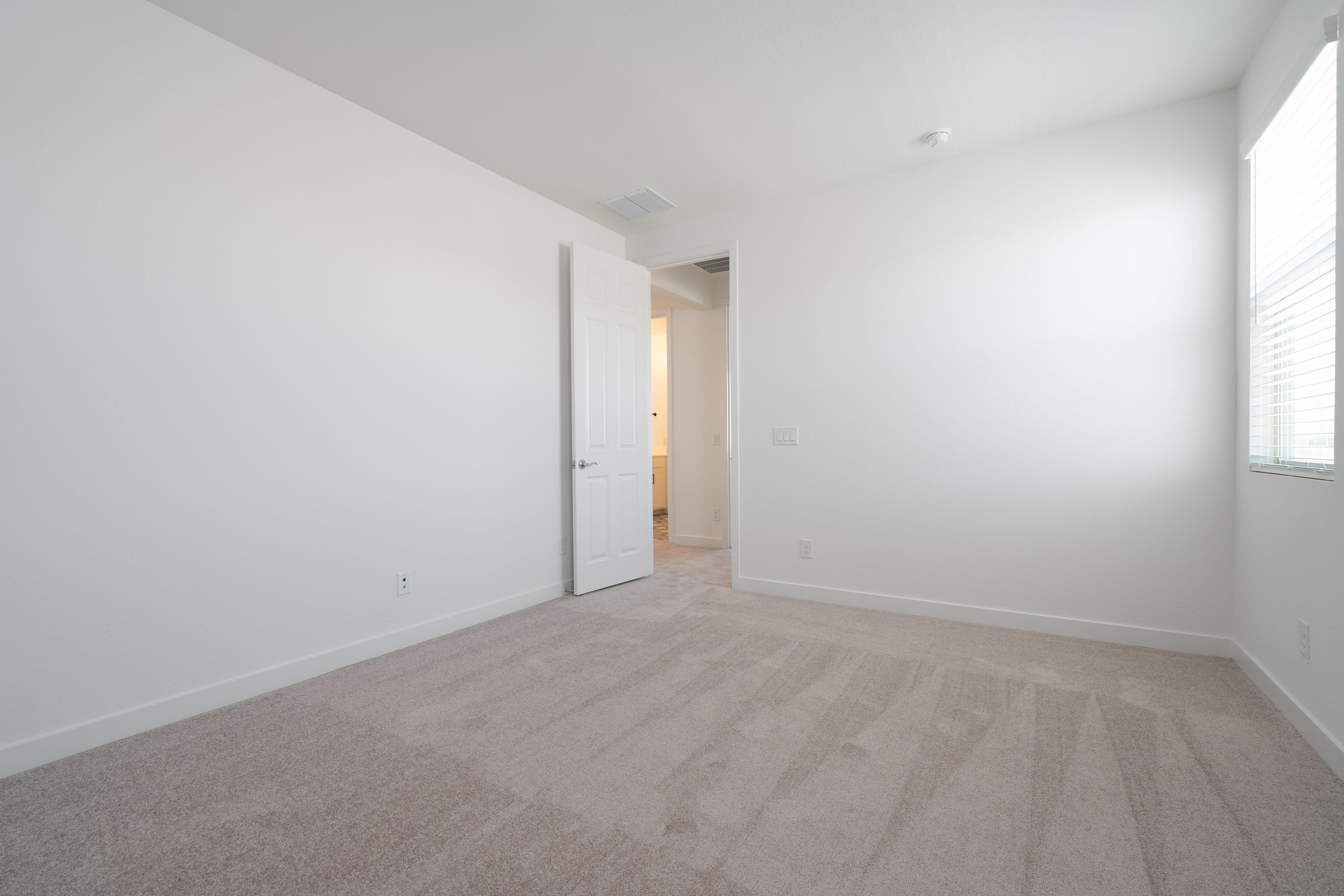 40113 N ALAMEDA DR