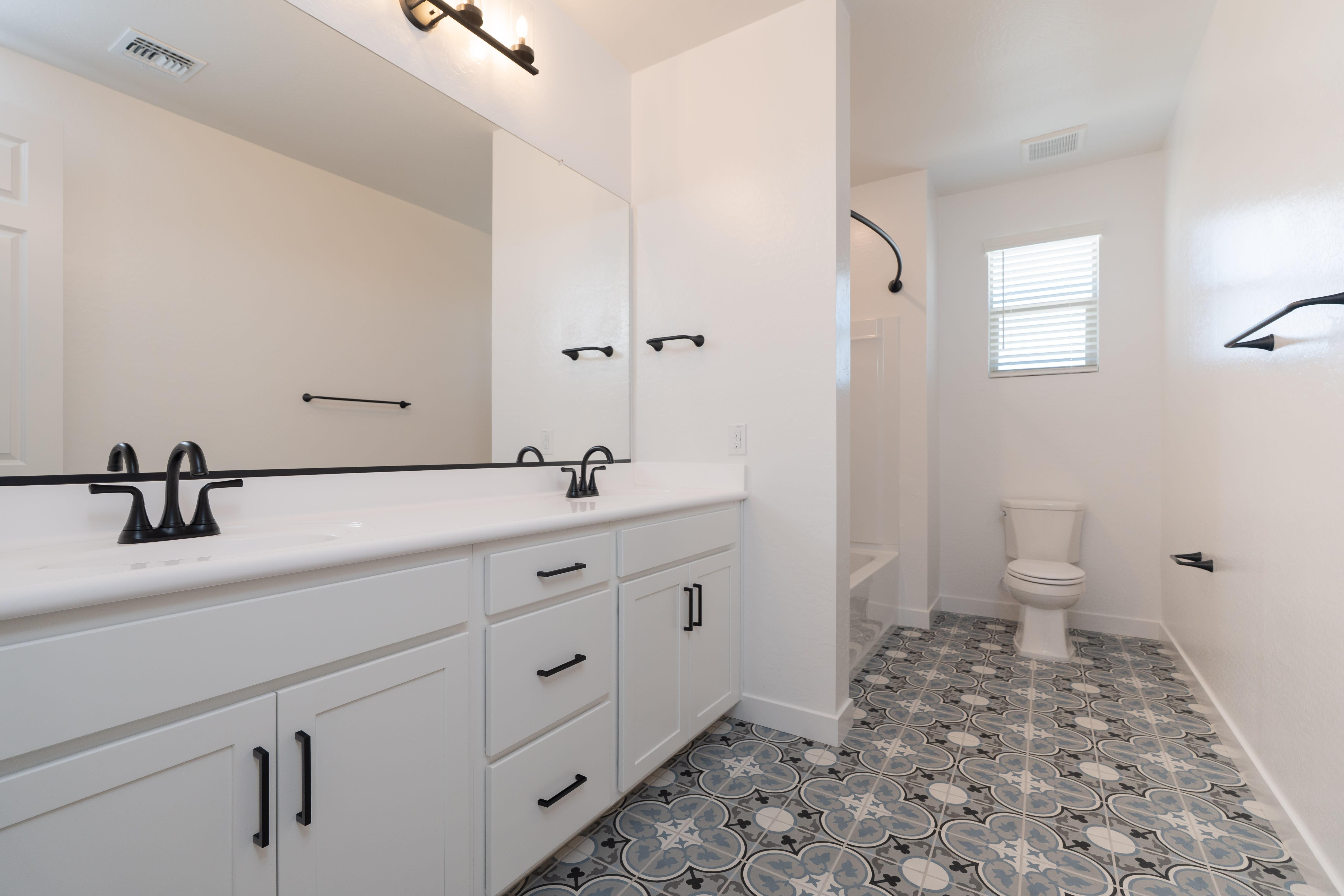 40113 N ALAMEDA DR