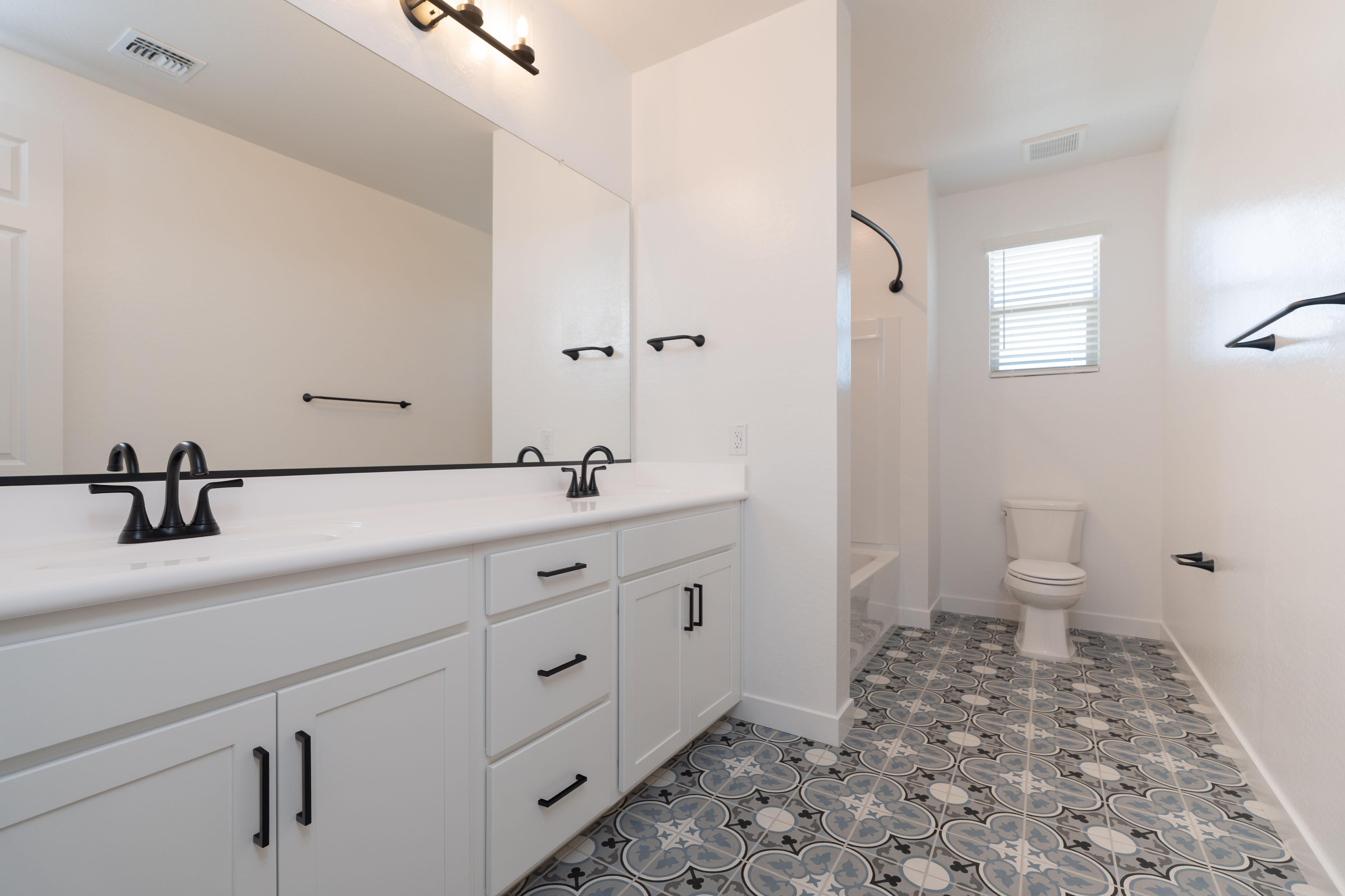 40113 N ALAMEDA DR