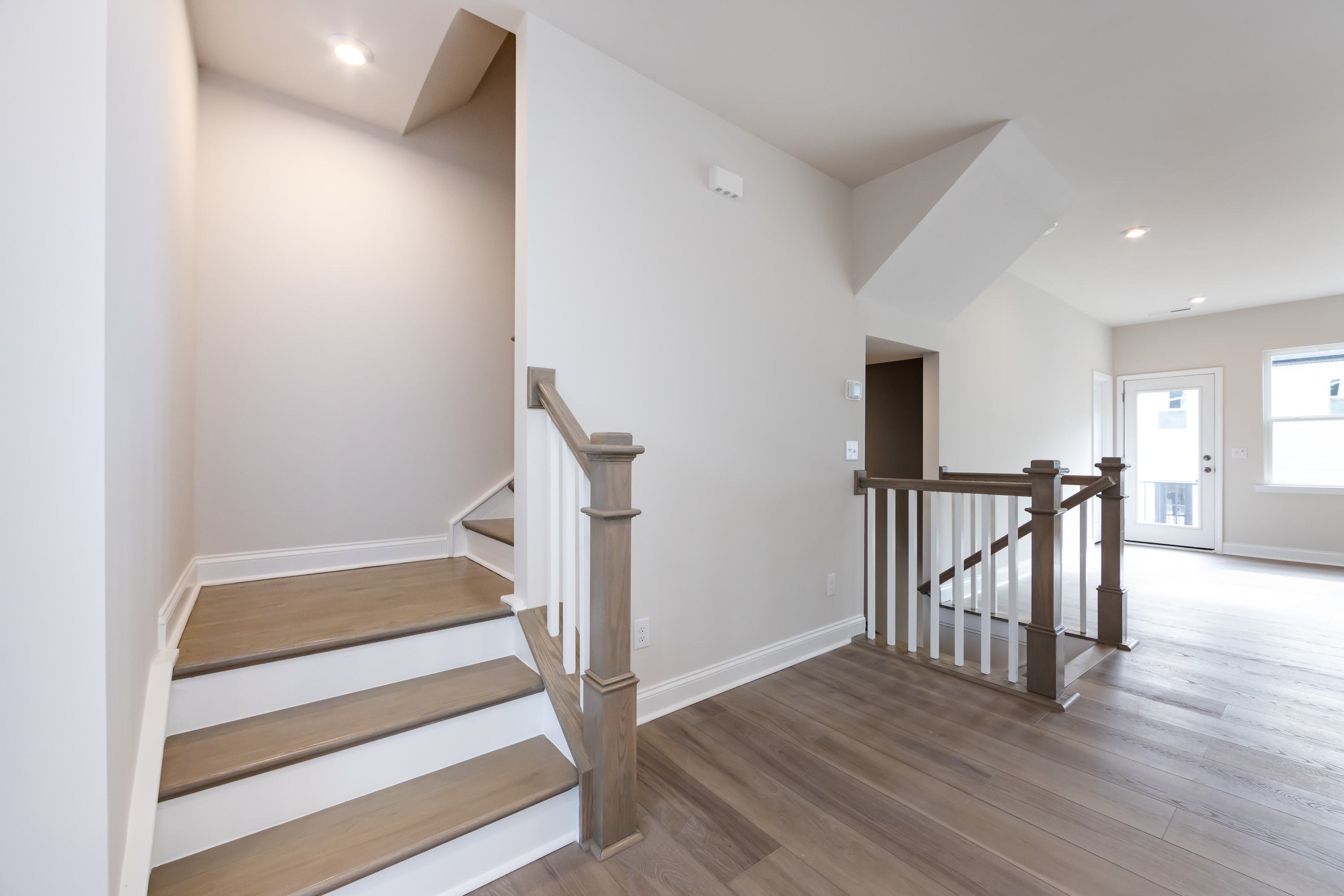 909 Archway Ln
