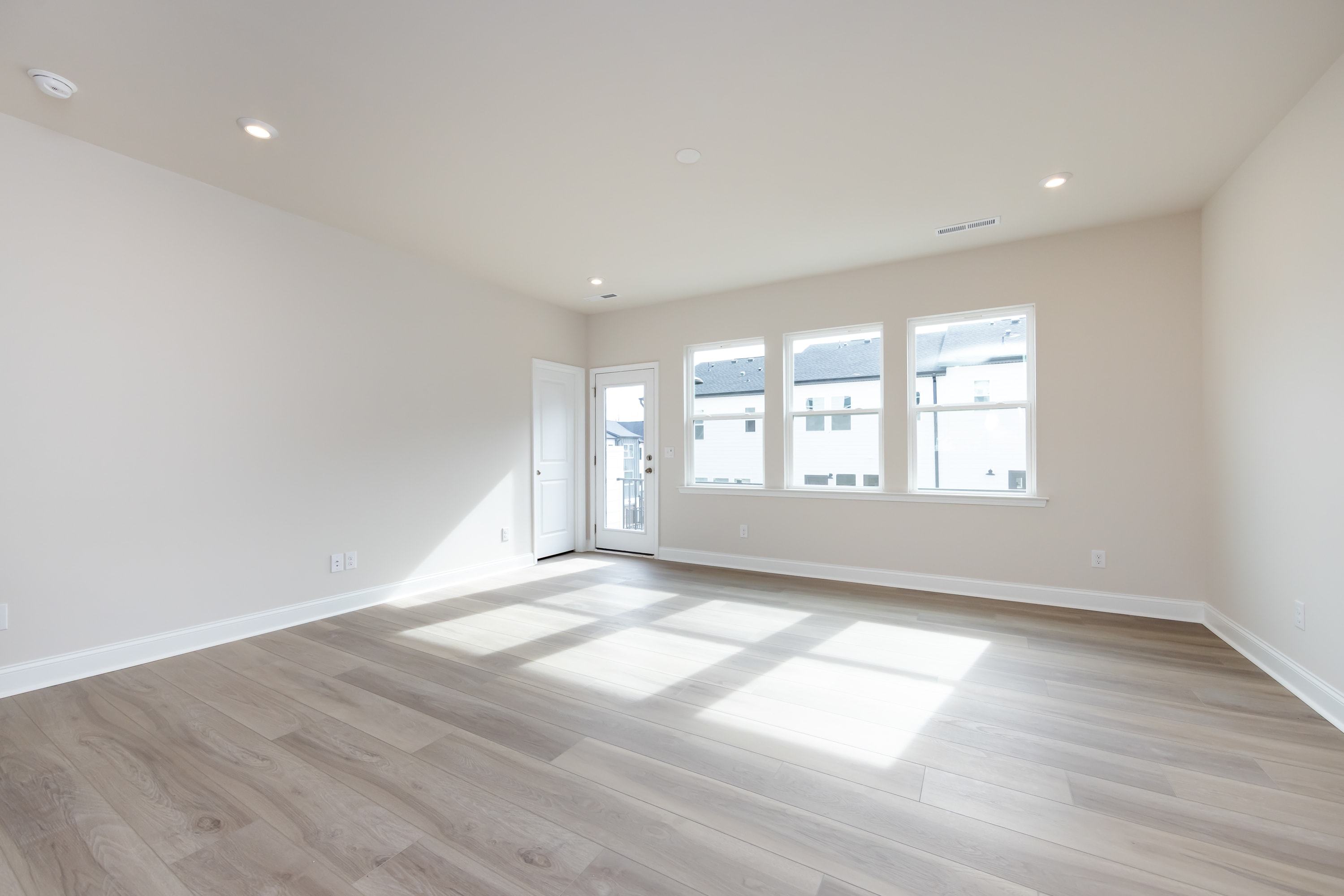 909 Archway Ln