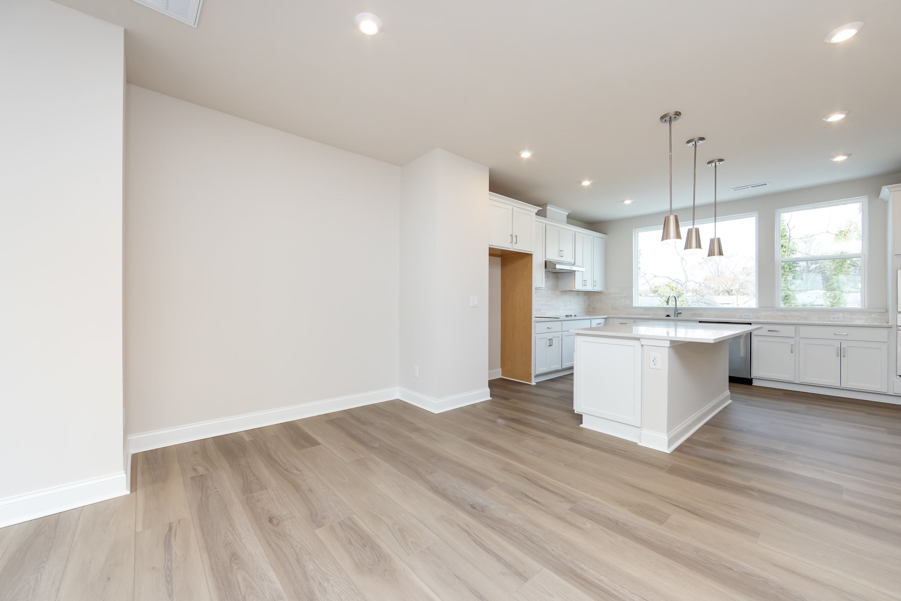 909 Archway Ln