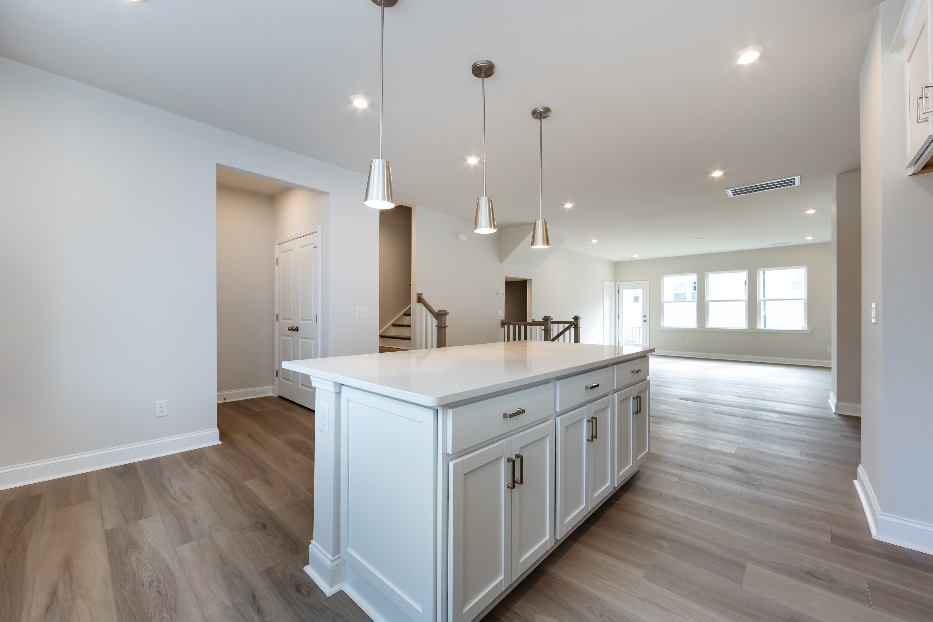 909 Archway Ln