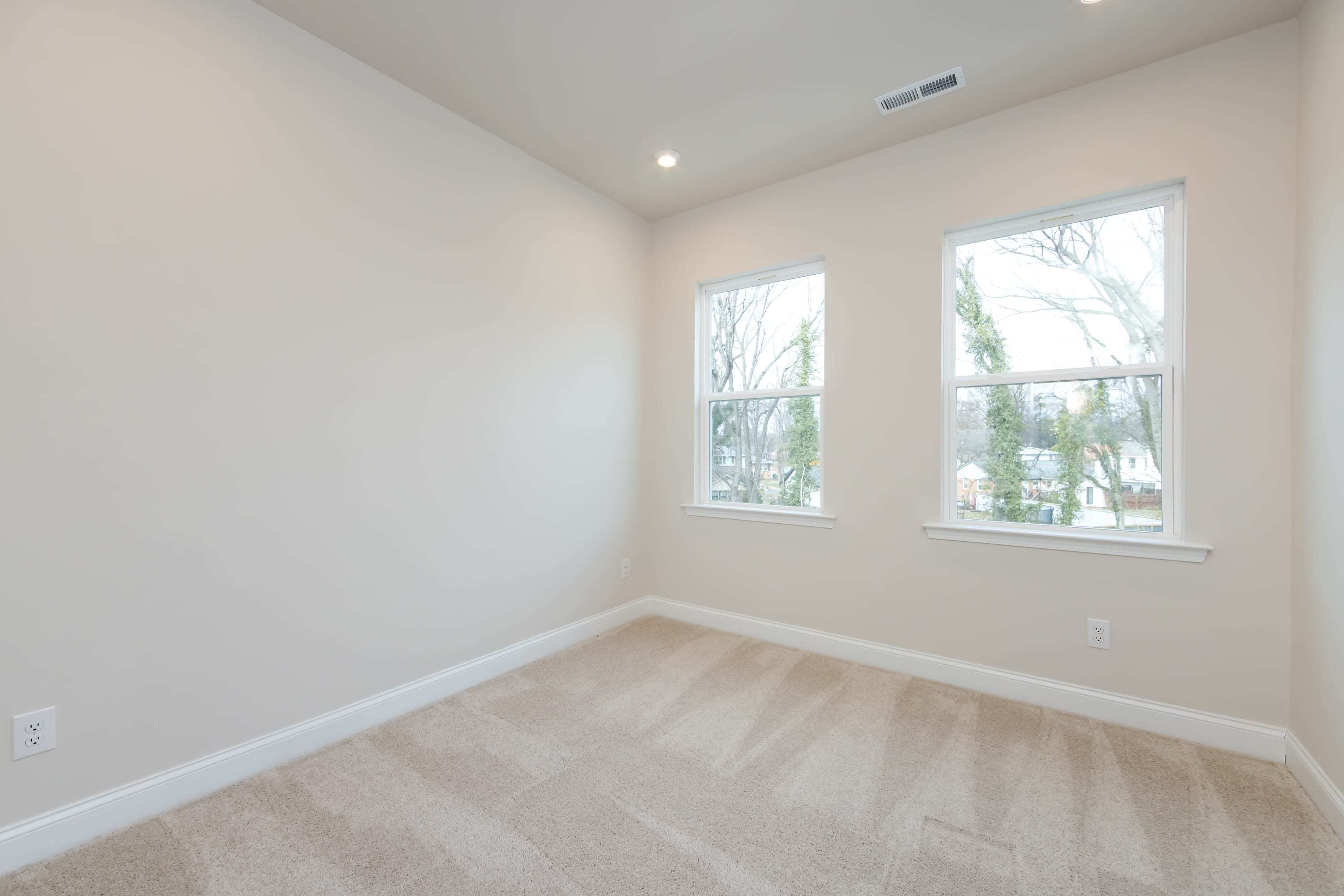 909 Archway Ln