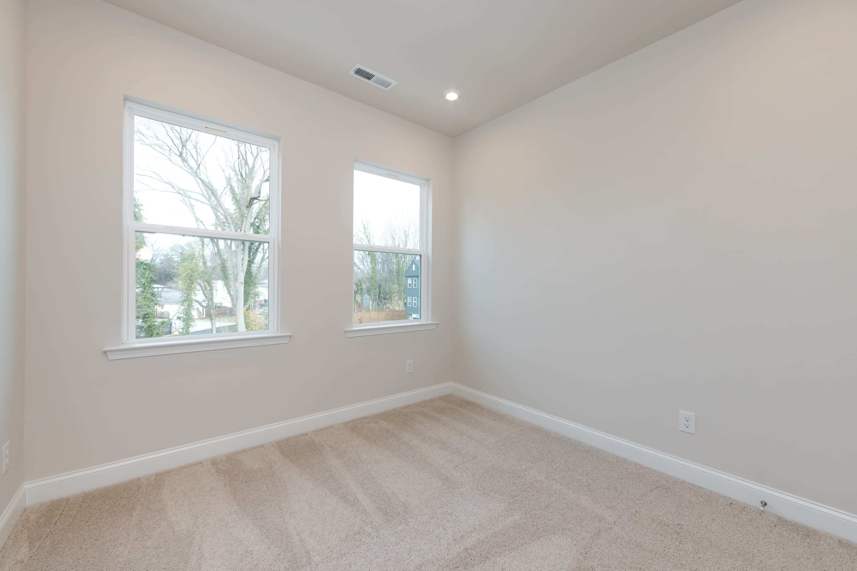 909 Archway Ln