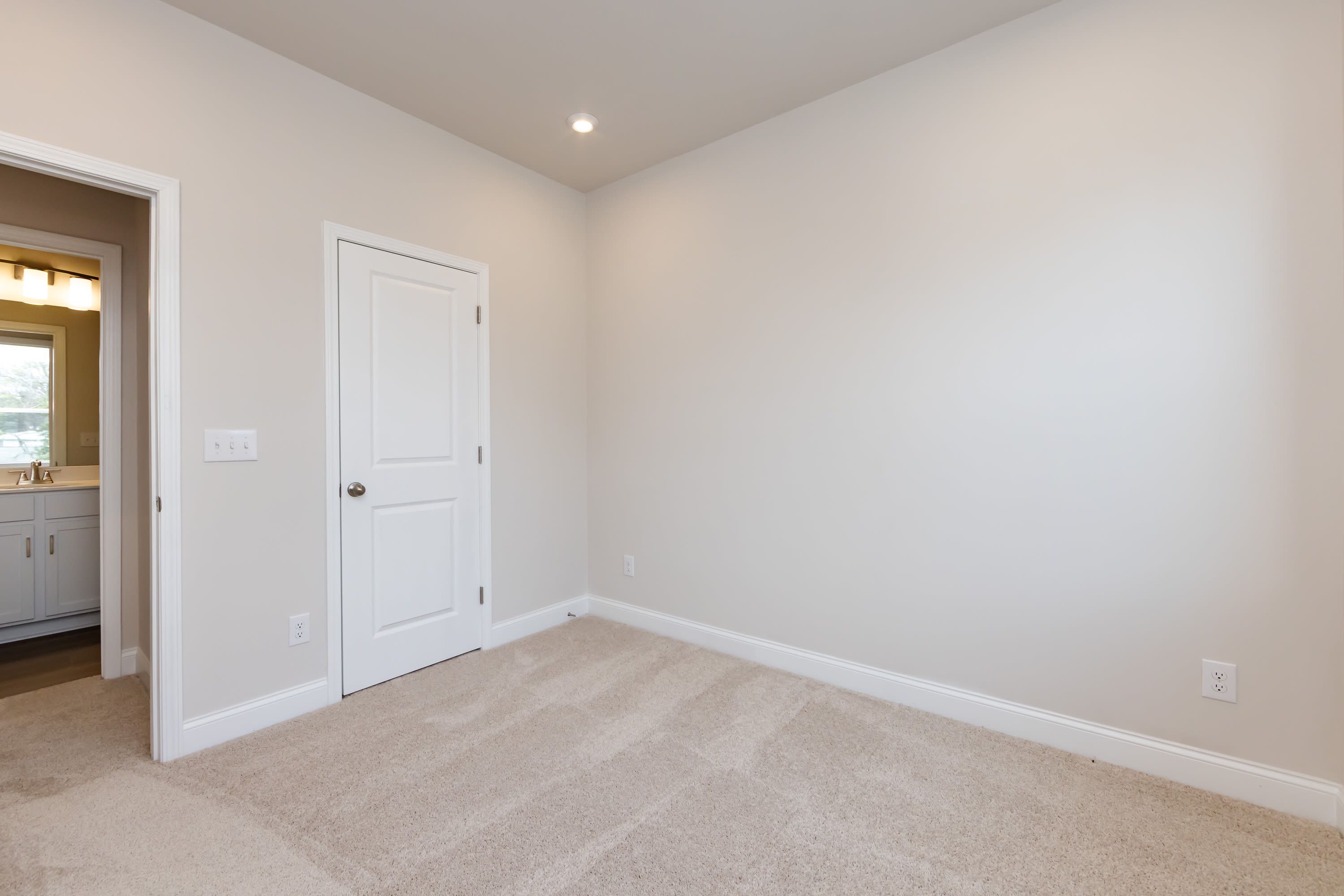 909 Archway Ln
