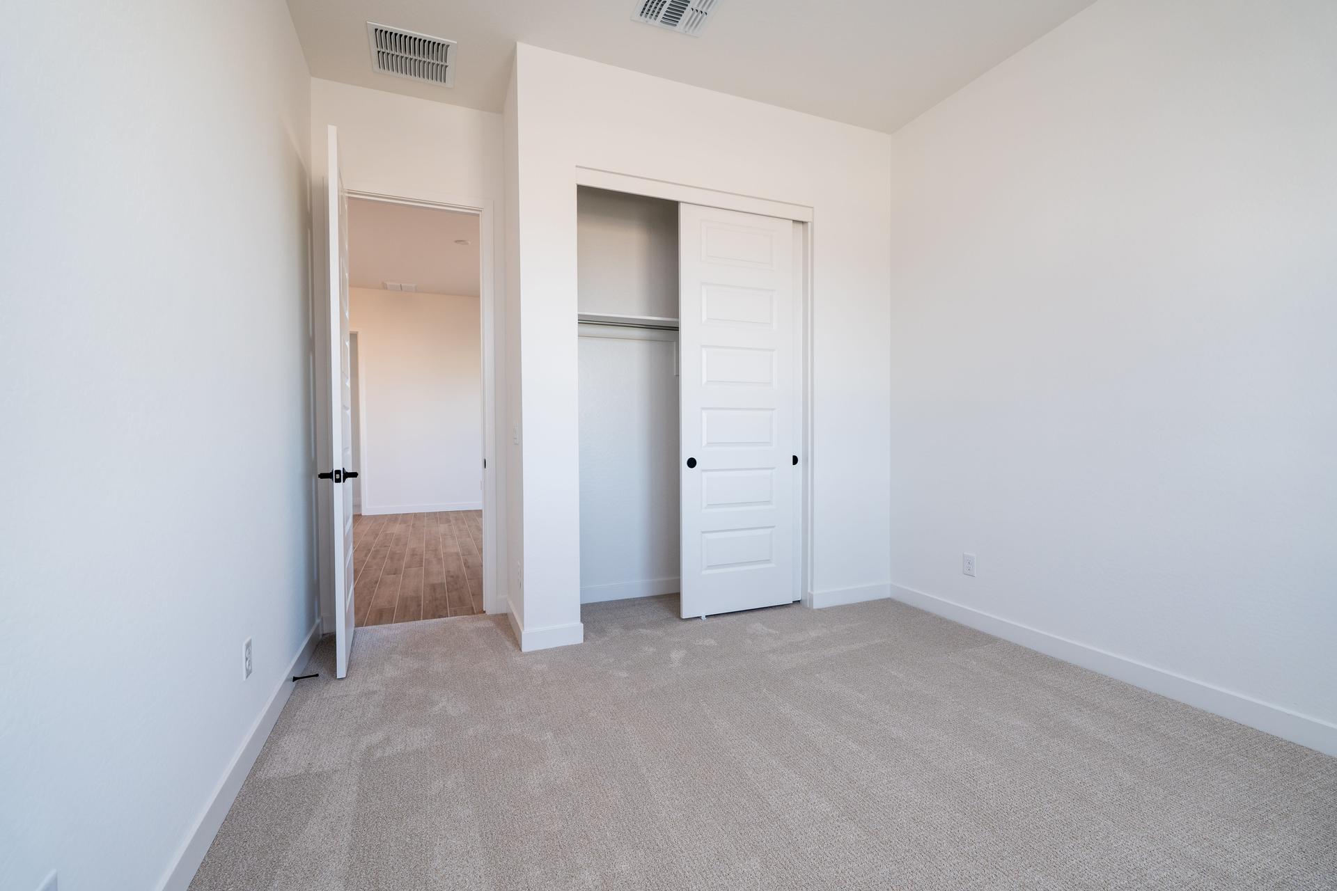 2533 E Alfonso Dr