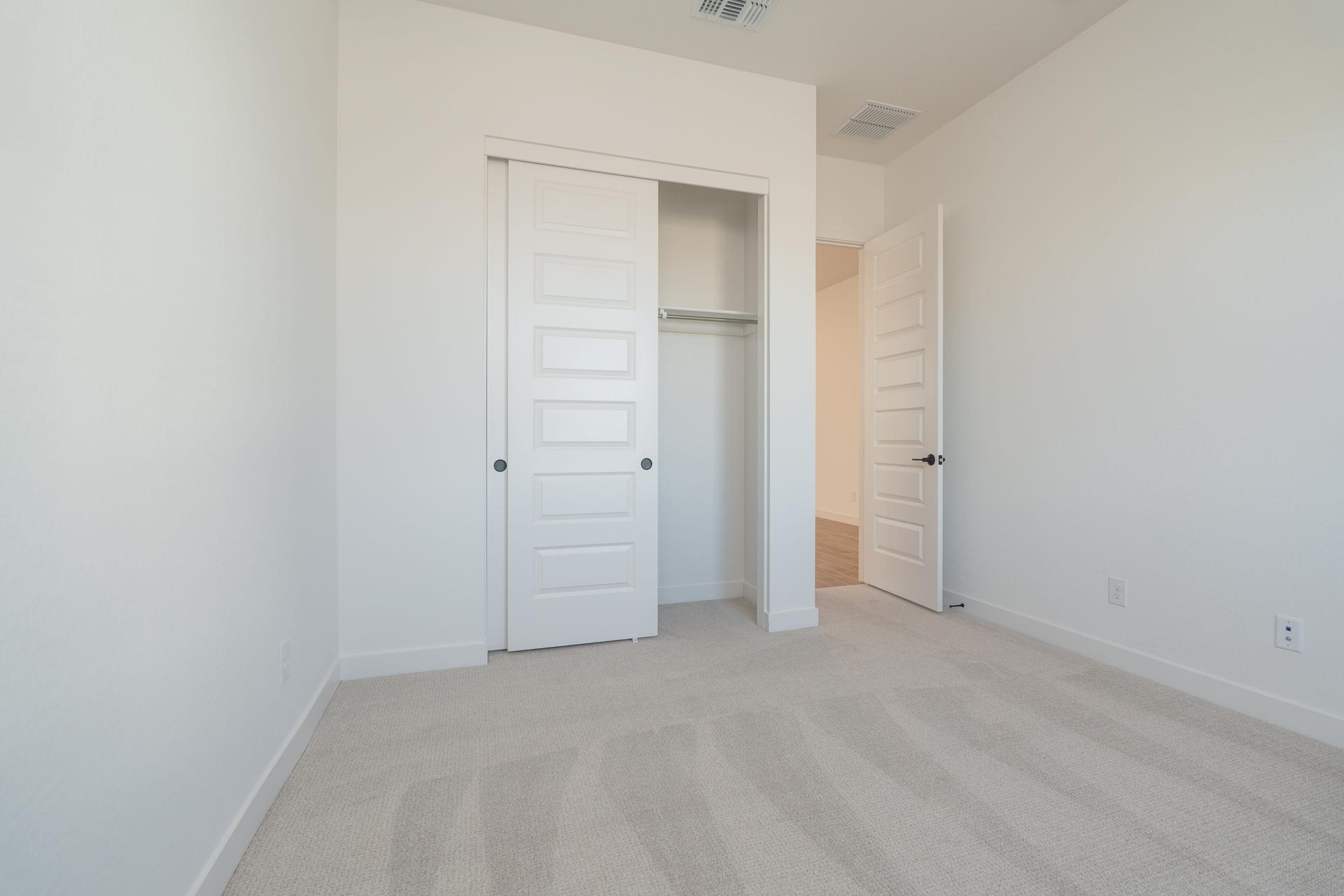 2571 E Alfonso Dr