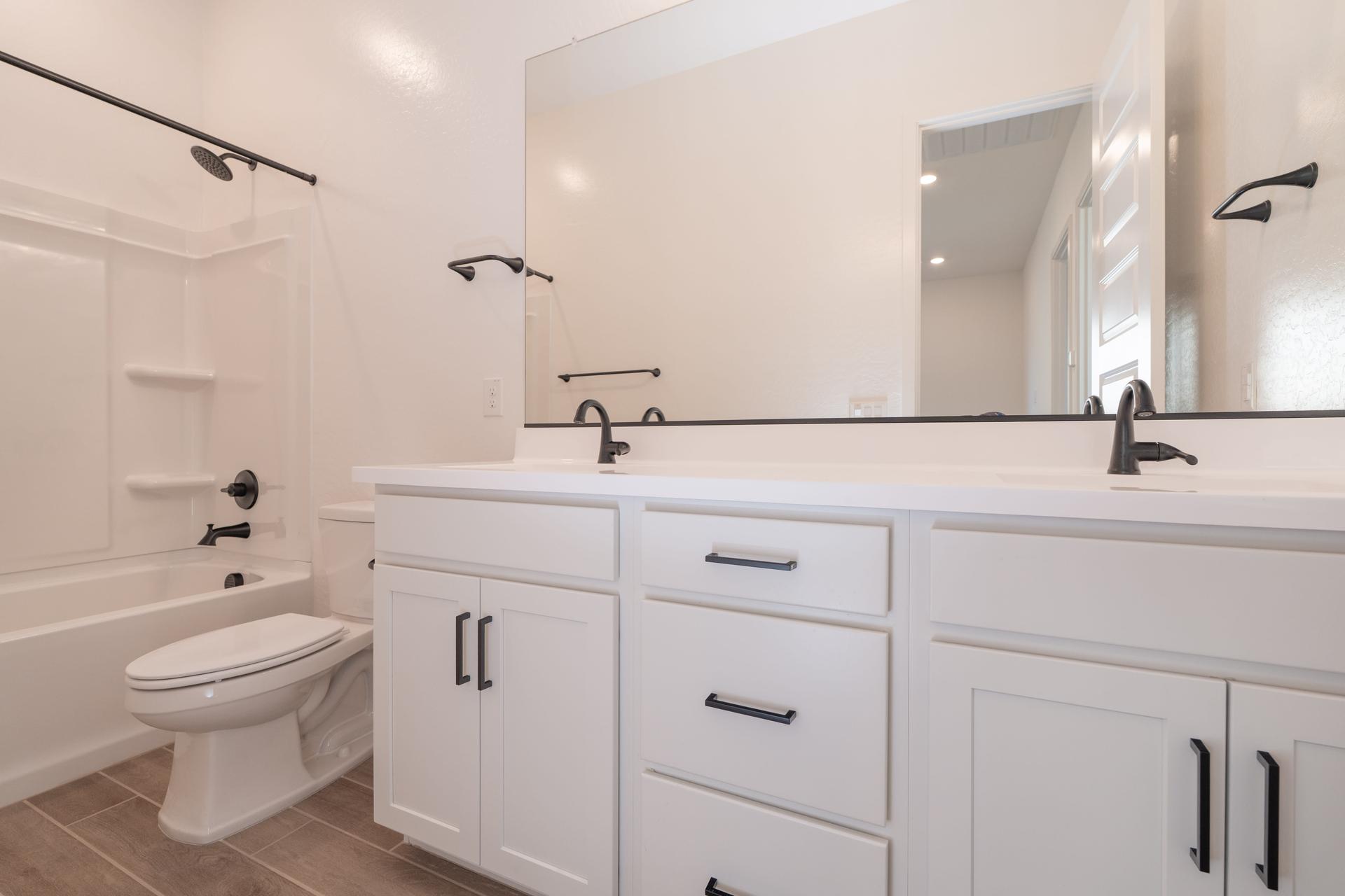 2571 E Alfonso Dr