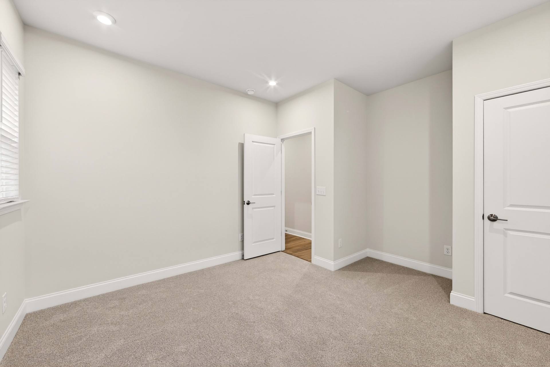 921 Archway Ln