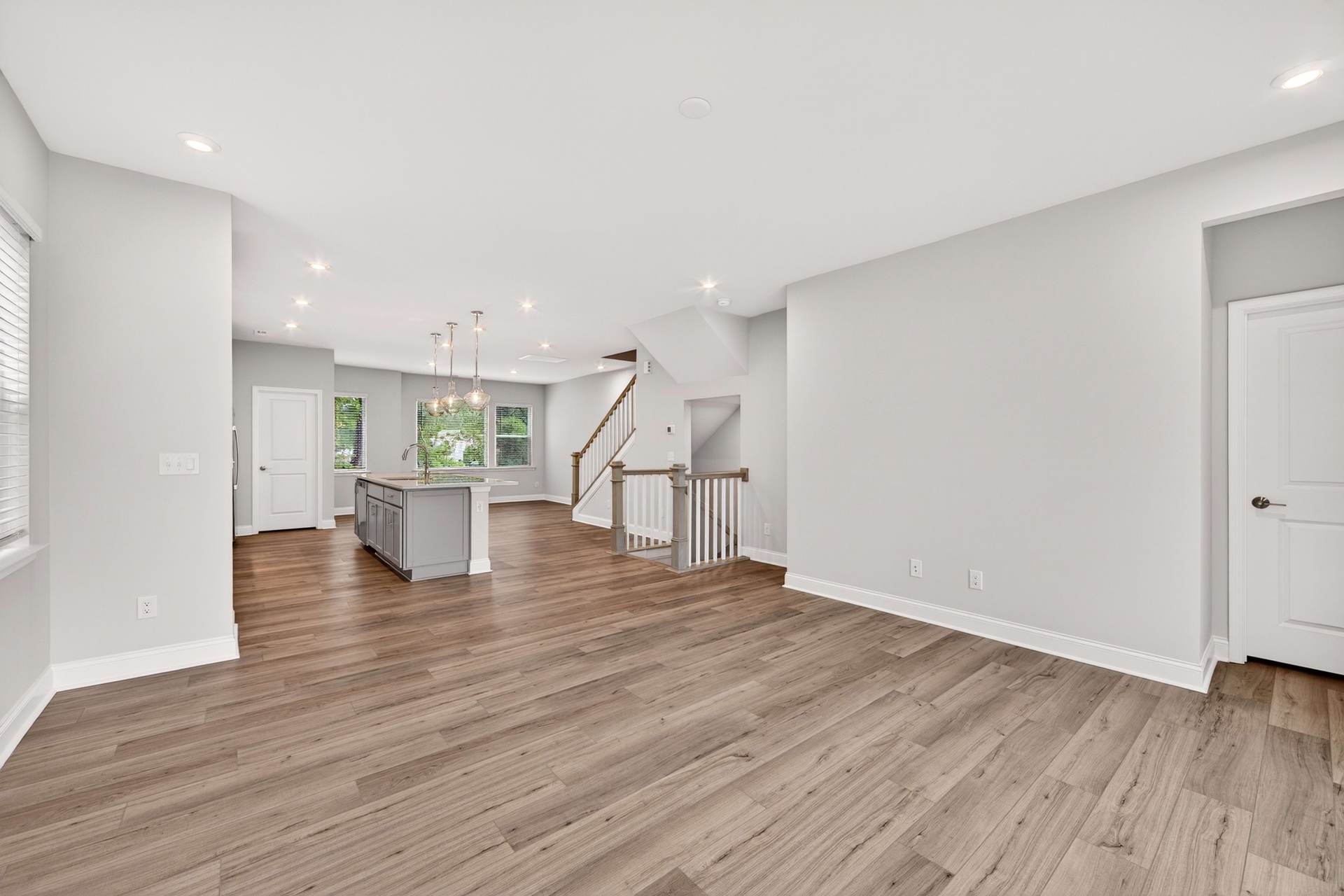 921 Archway Ln