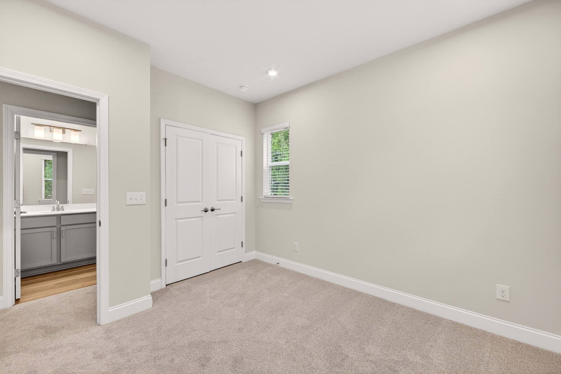 921 Archway Ln